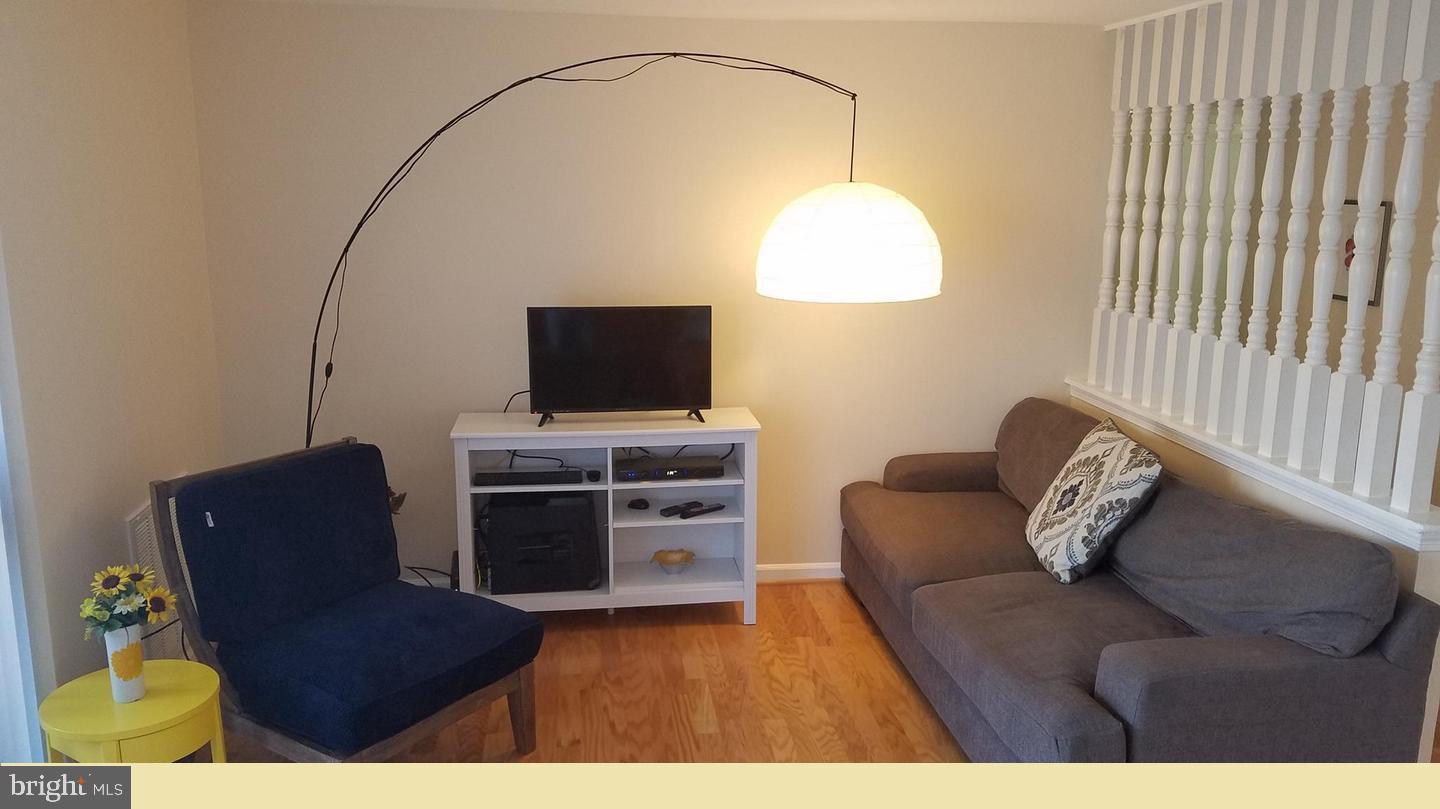Beautiful renovated apartment in a great location and with a private yard and entry! 1 bedroom with a den great for home office, 1 bath condo with modern kitchen and hardwood floors. Renovated bathroom, quality appliances and spacious closets. On a 1st floor, with its private fenced yard and private entry.
Cat friendly!
Available 10/01/2025!
Utilities are included.