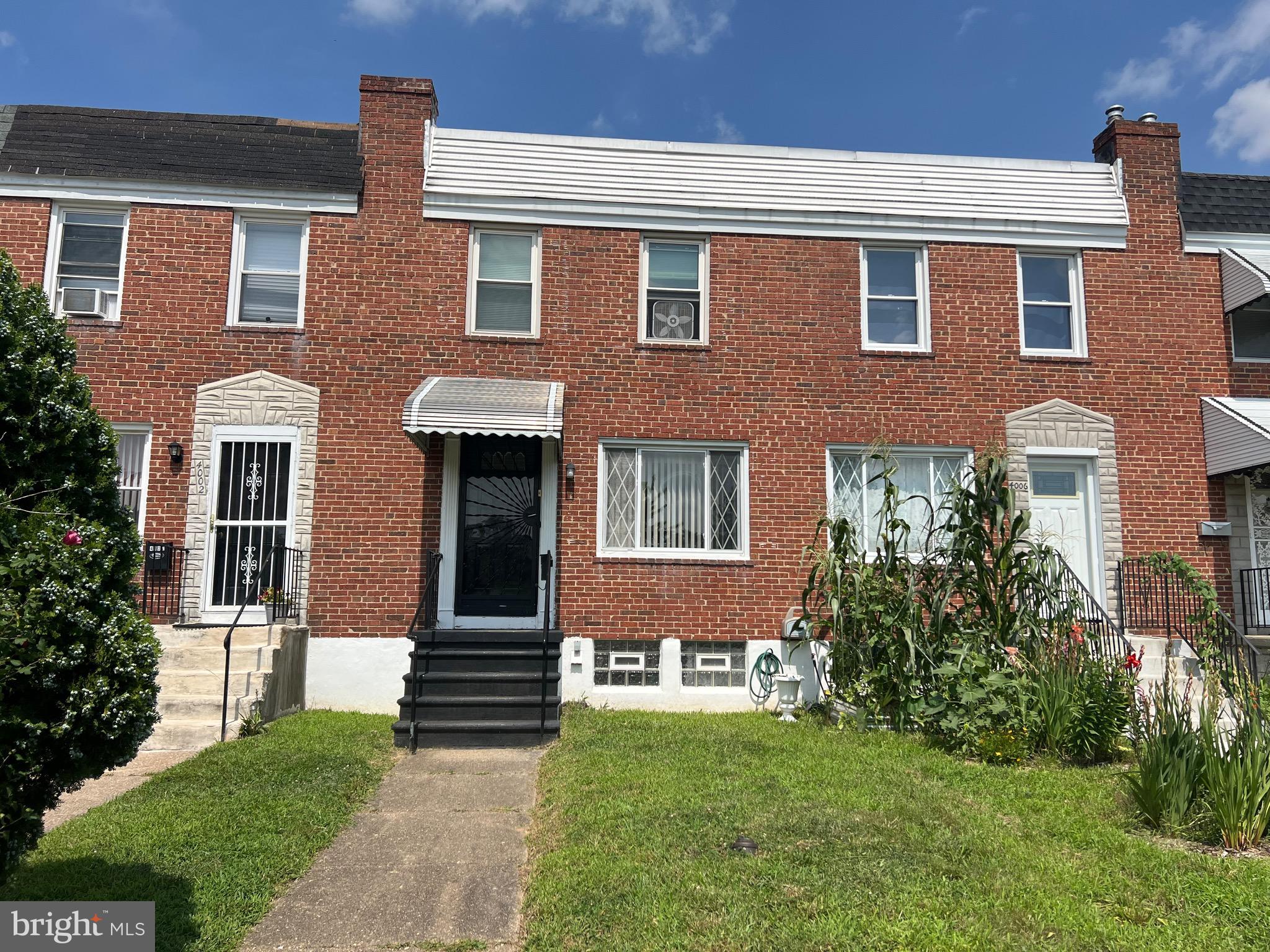 A 3-bedroom, 1.5-bath townhouse is located in a desirable neighbourhood.
The house is freshly painted, has new floors, blinds, and shades, and is well-kept. The owner is willing to give a buyer 3% closing cost help with a full price offer, + furniture and TV will be conveyed to the buyer for no extra cost. For showings, call the listing agent