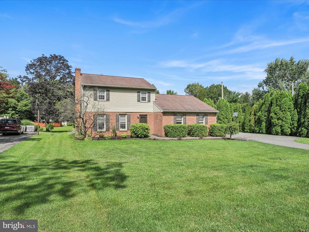 Photo of 102 WHITE OAK DR, LANCASTER, PA 17601 (MLS # PALA2037550)