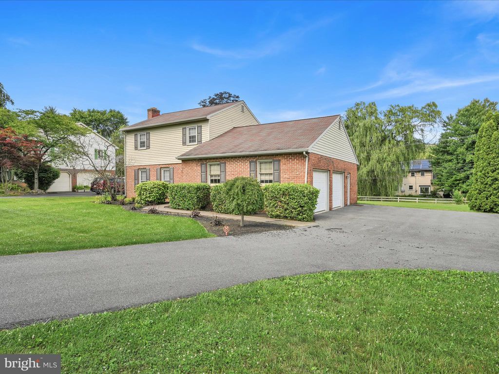 Photo of 102 WHITE OAK DR, LANCASTER, PA 17601 (MLS # PALA2037550)