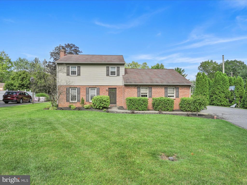 Photo of 102 WHITE OAK DR, LANCASTER, PA 17601 (MLS # PALA2037550)