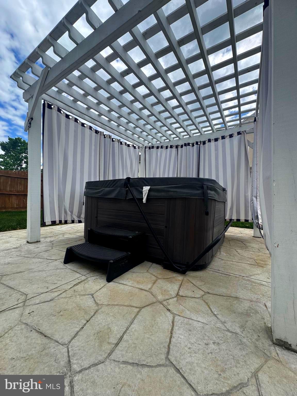 SEASONS LANDING - Residential