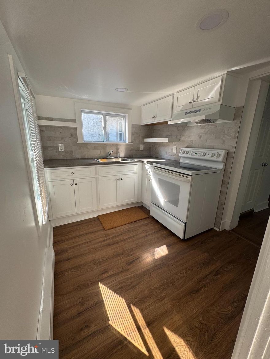 Cute rental cottage with one bedroom and one bathroom. Small yard in the back is great for a little garden or bbq. Recently updated kitchen, flooring, and new bathroom.  Parking available in parking lot.  Great location close to lots of shops and major highways. Air conditioner unit.