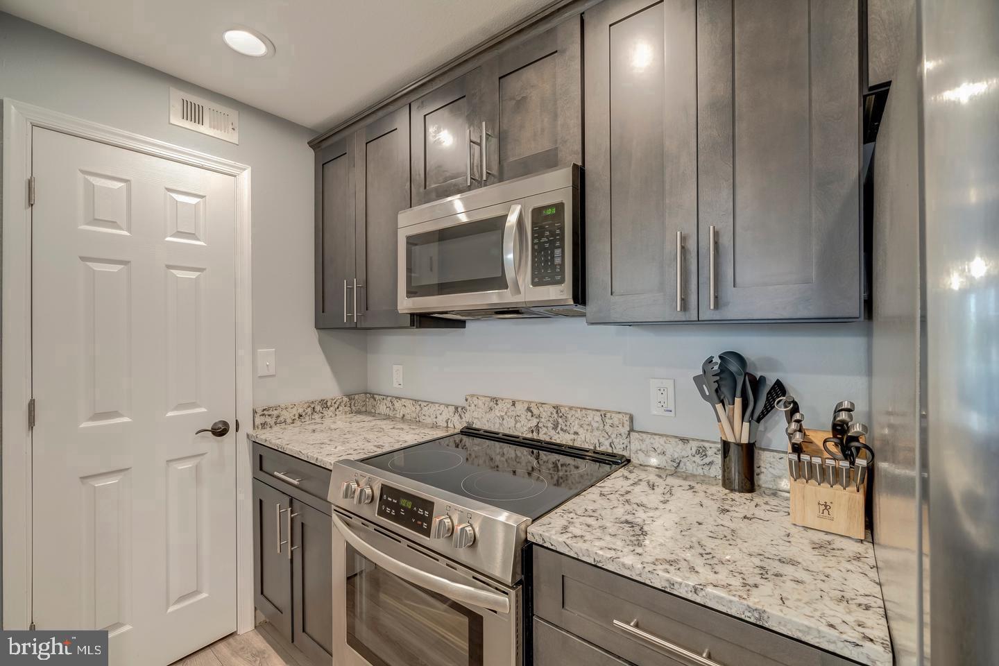 PENDERBROOK SQUARE CONDOMINIUMS - Residential Lease