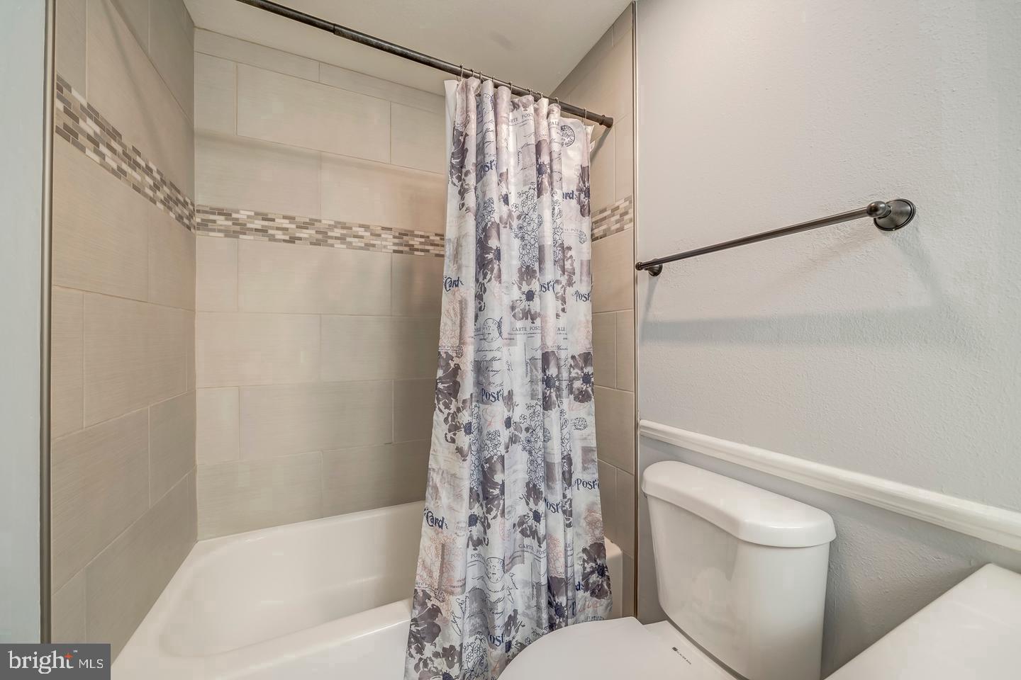 PENDERBROOK SQUARE CONDOMINIUMS - Residential Lease