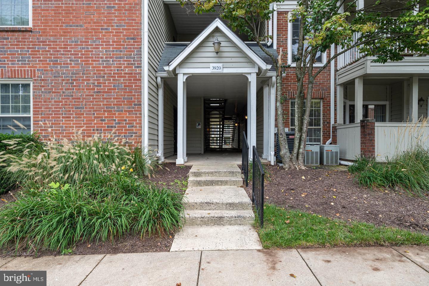 PENDERBROOK SQUARE CONDOMINIUMS - Residential Lease