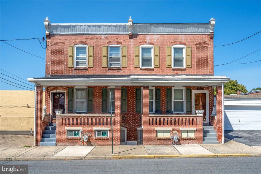 This mixed use property is zoned Commercial /Residential and is being sold along with 601 & 605 Hawley St. as a package for $750,000. The sellers prefer to sell all 3 together. This property is a 3 bedroom, 1 bath townhome, 20.30' x 125' deep.  601 Hawley St. also has an existing 3 bedroom, 1 bath townhome on it and is 17.80' x 125' deep. 605 Hawley St. is a vacant lot 17.80' x 250' deep with approximately 55' frontage on Webb St. The total of all 3 properties is nearly 1/3 of an acre (13,940 sf) Call agent for additional information and/or questions.