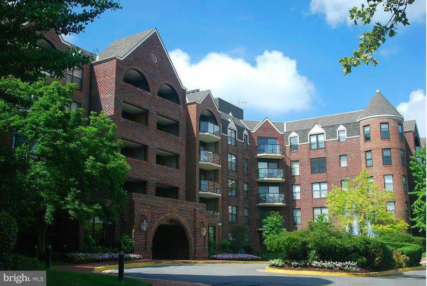 Full amenity building in prime location, 5 min walk to Courthouse metro, restaurants & shops. Large quiet 2BD 2BA facing courtyard, lots of closets, wood floors, new windows, balcony. Garage parking & storage included. Pool, tennis, gym, barbecue, party room, concierge. Unfurnished but option for furnished for small cost.  No smkg, pets on case-by-case basis. Certified funds due at lease signing.
