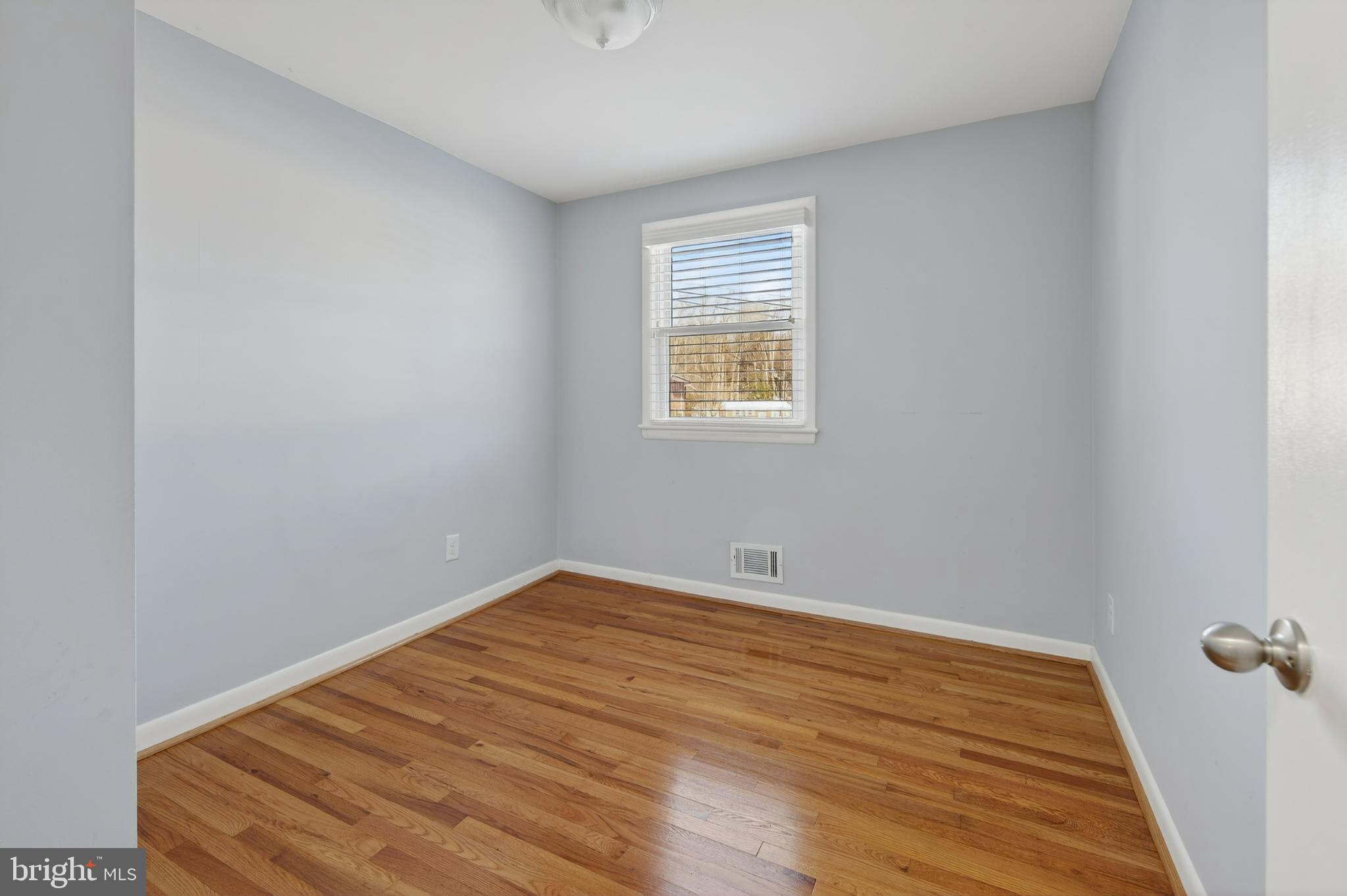 LINDA KNOLLS - Residential