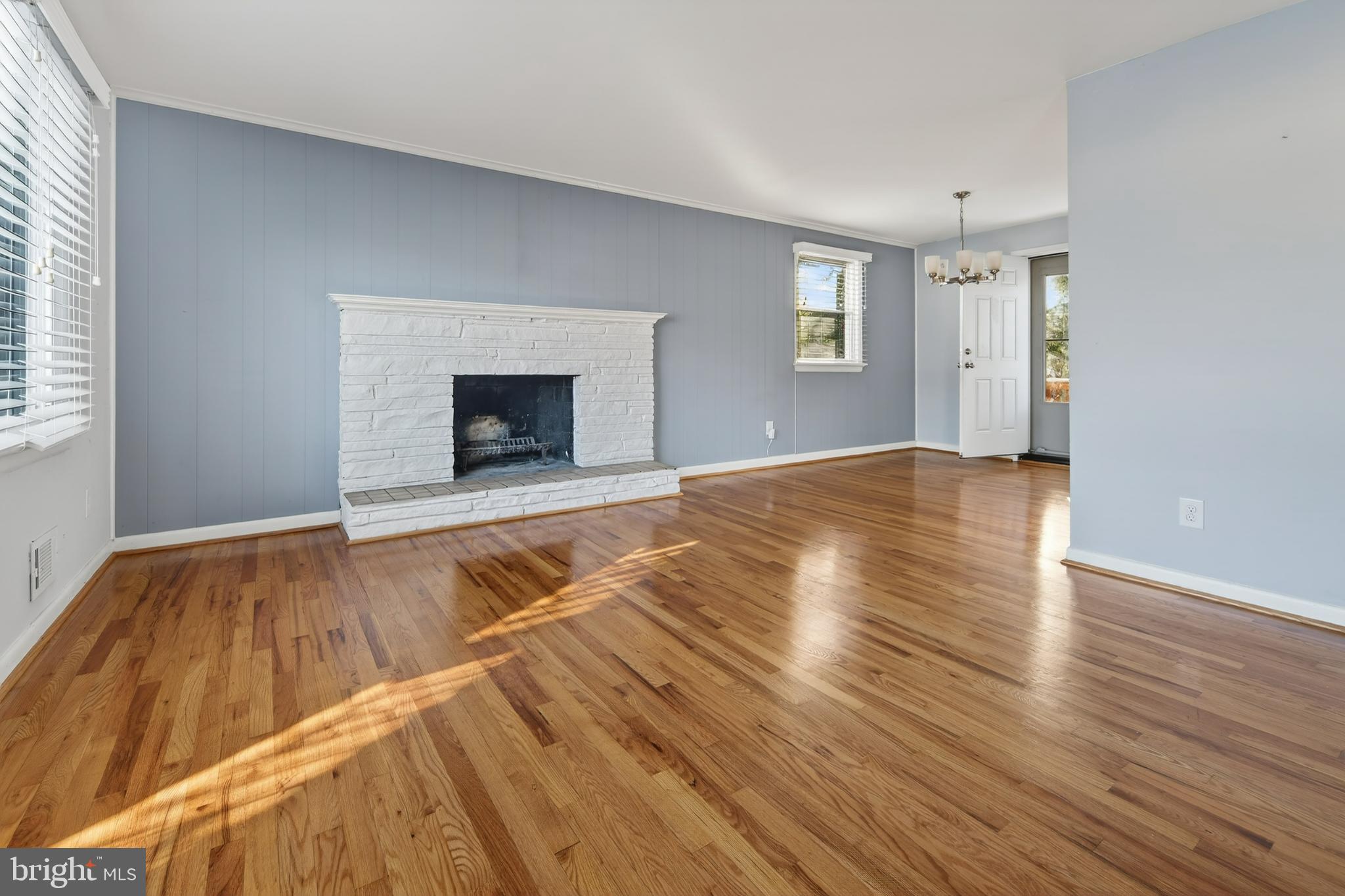 LINDA KNOLLS - Residential