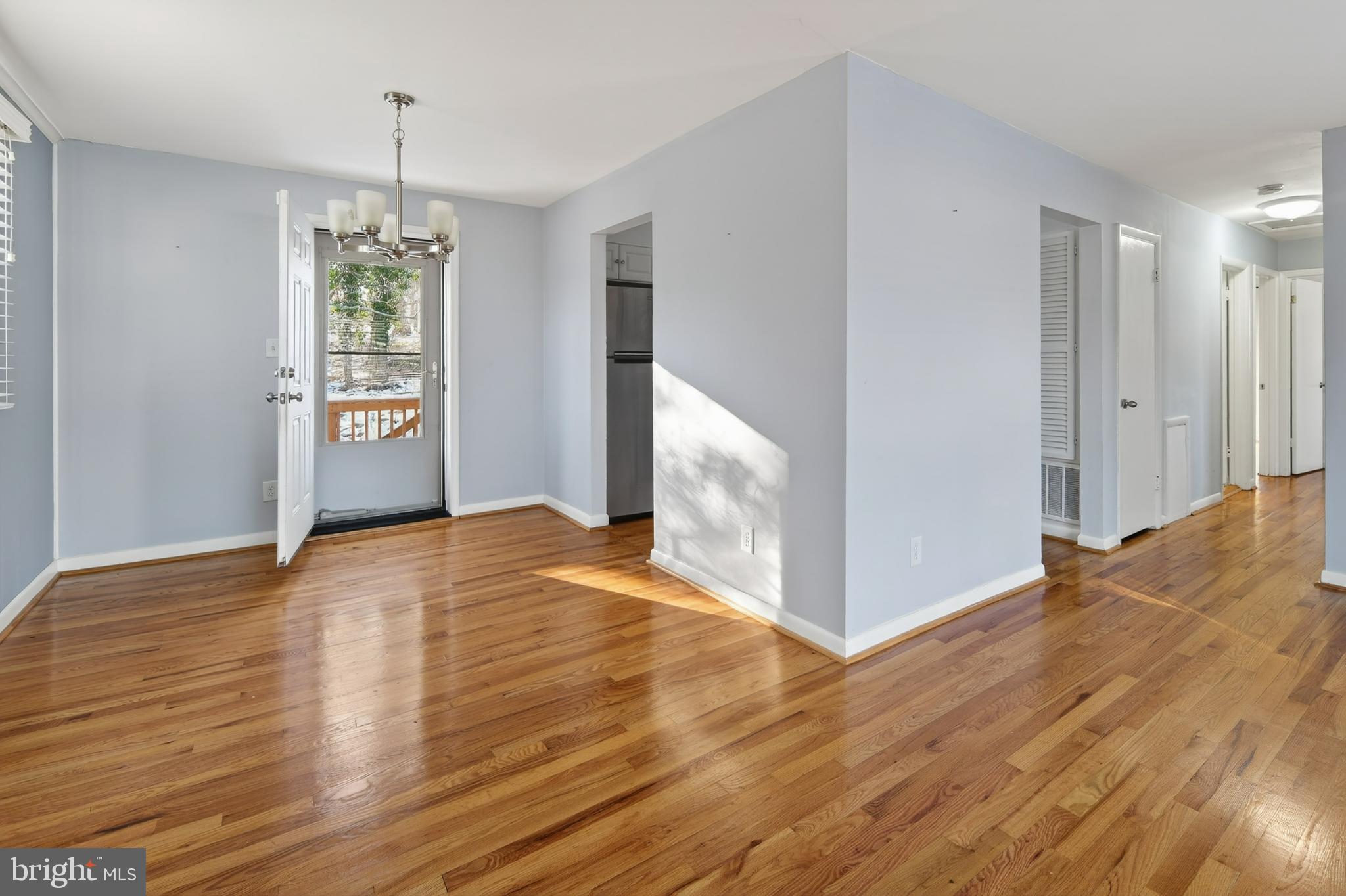 LINDA KNOLLS - Residential