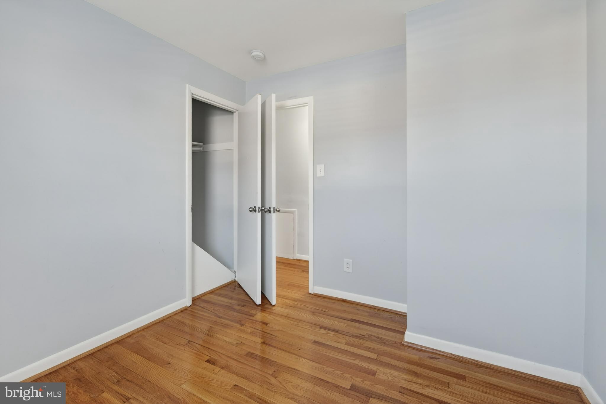 LINDA KNOLLS - Residential