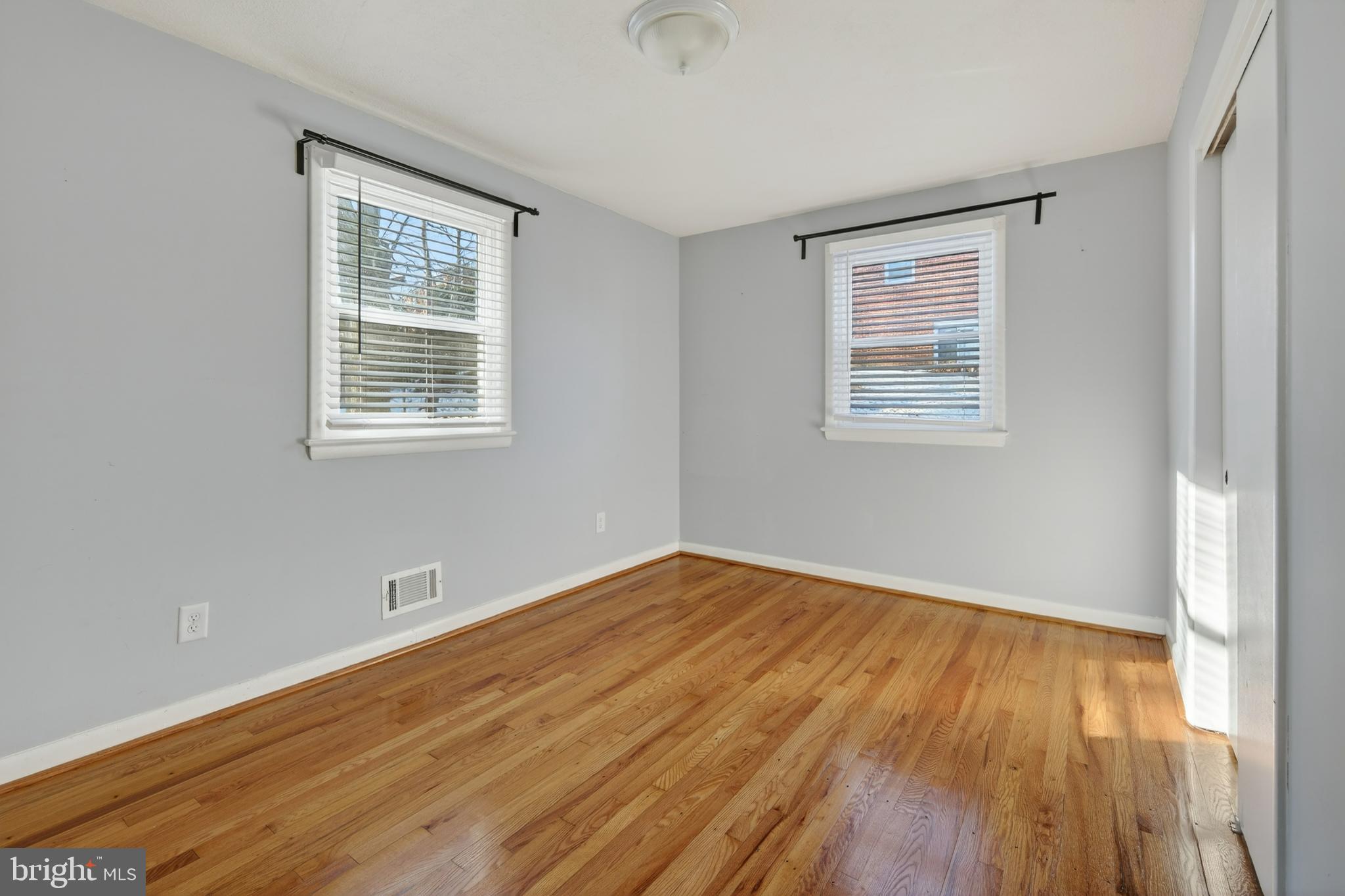 LINDA KNOLLS - Residential