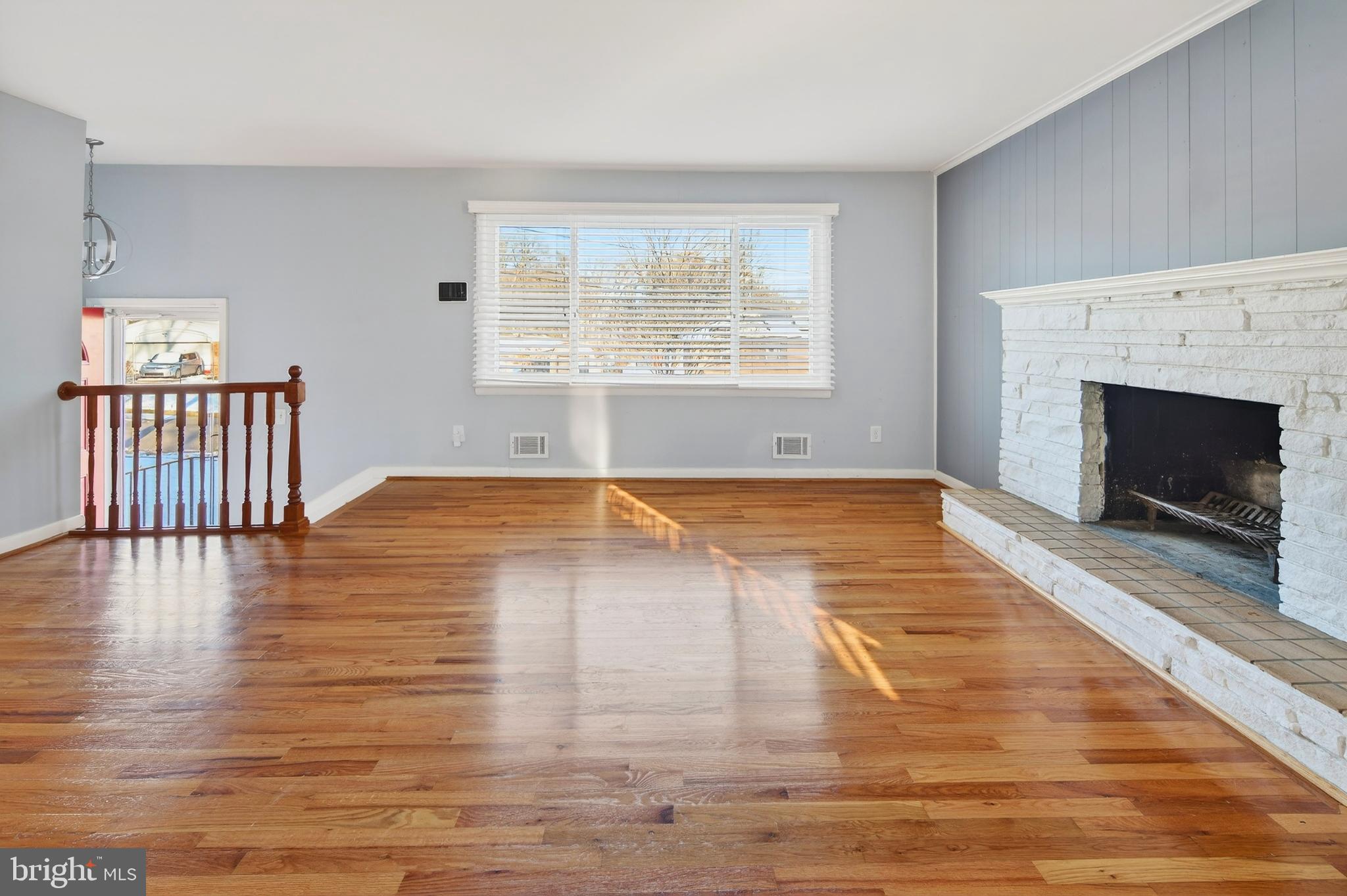 LINDA KNOLLS - Residential