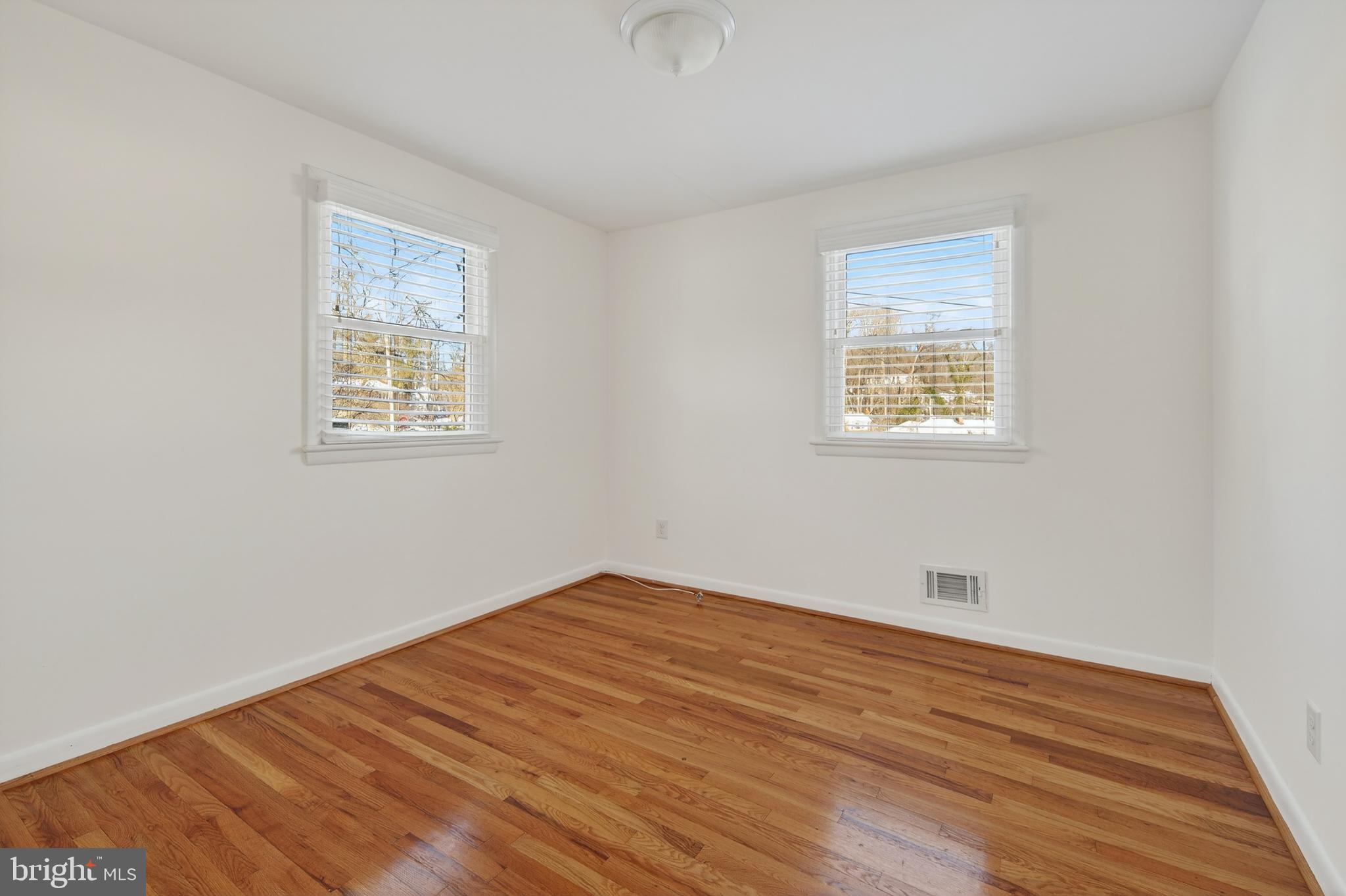 LINDA KNOLLS - Residential