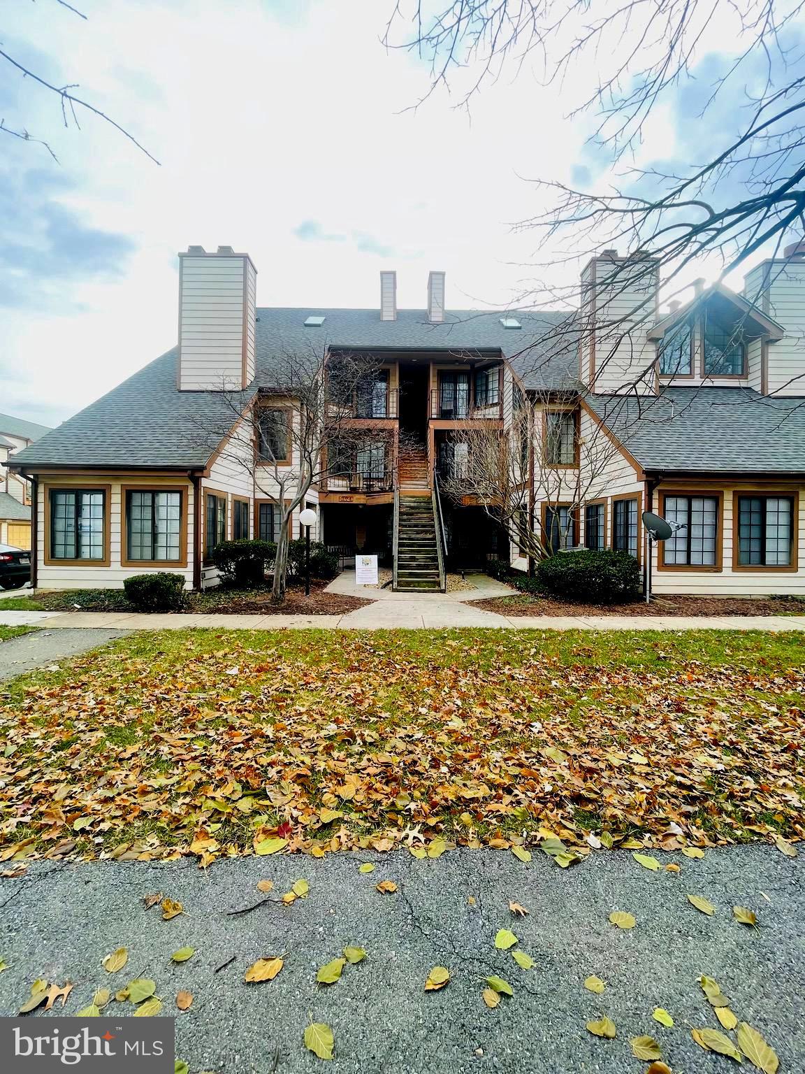 GORGEOUS TOP LEVEL UNIT WITH LOFT READY IN THE SOUGHT AFTER NEIGHBORHOOD. ALMOST NEW NEUTRAL PLUSH CARPET, SKY LIGHT AND CEILING FAN. Walking distance to Laurel Town Center and the shopping center in front of the building, including Lowes, Michael's, Best Buy, and plenty of restaurants. Close to public transportation, I-95, and Route 1
