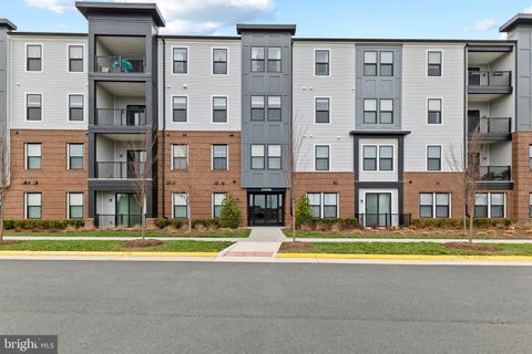 Condo For Sale - 23669 Golden Embers Square #204<br/> ASHBURN, VA 20148