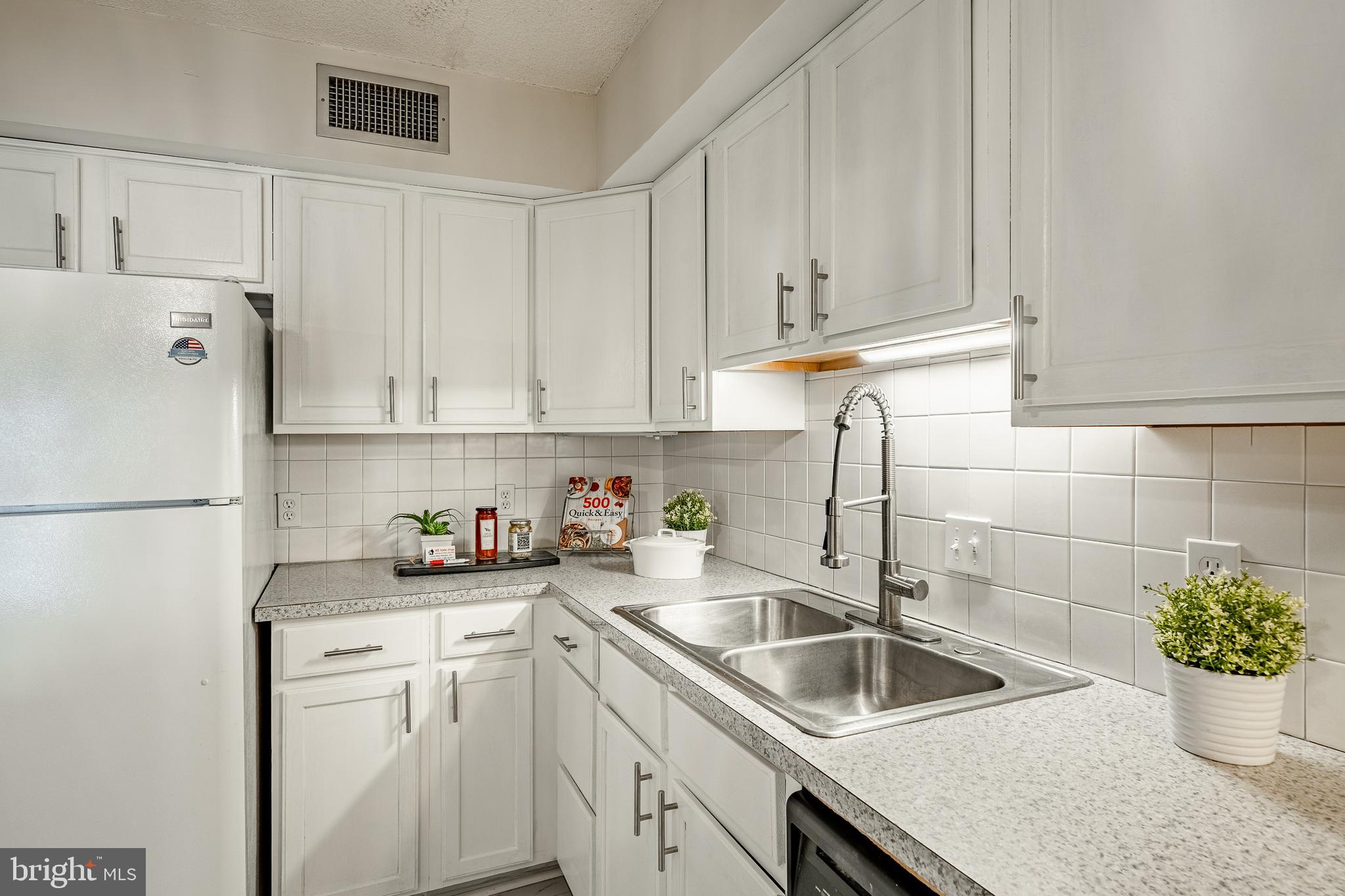 VALLEY FORGE TOWER - Residential