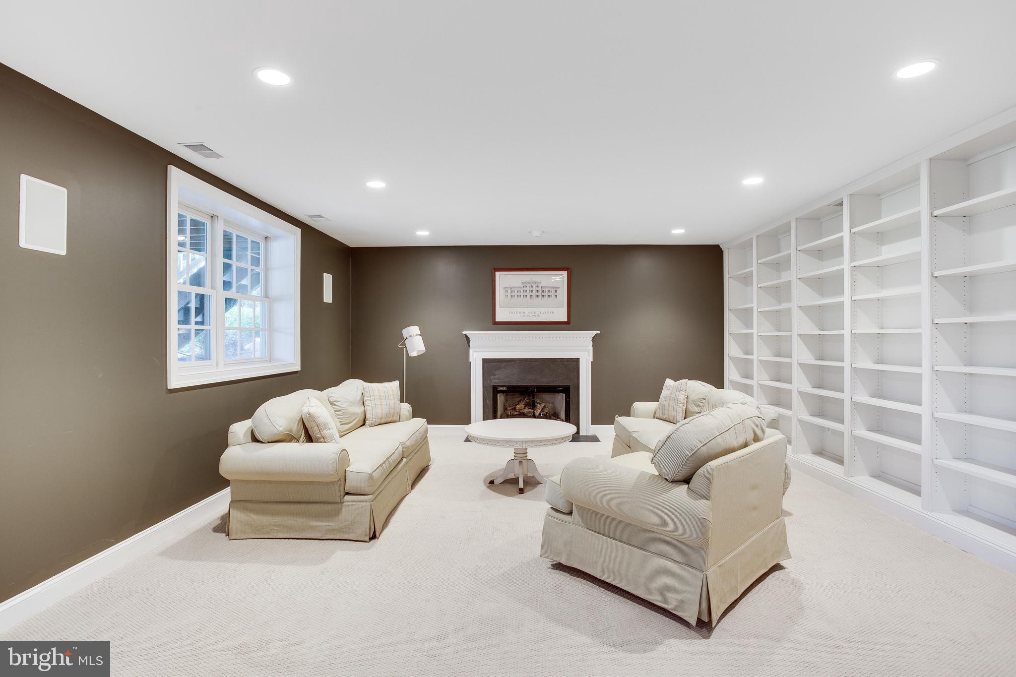 MCLEAN MANOR - Residential