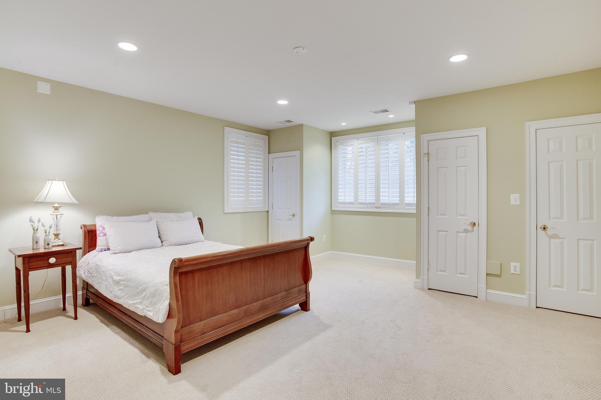 MCLEAN MANOR - Residential