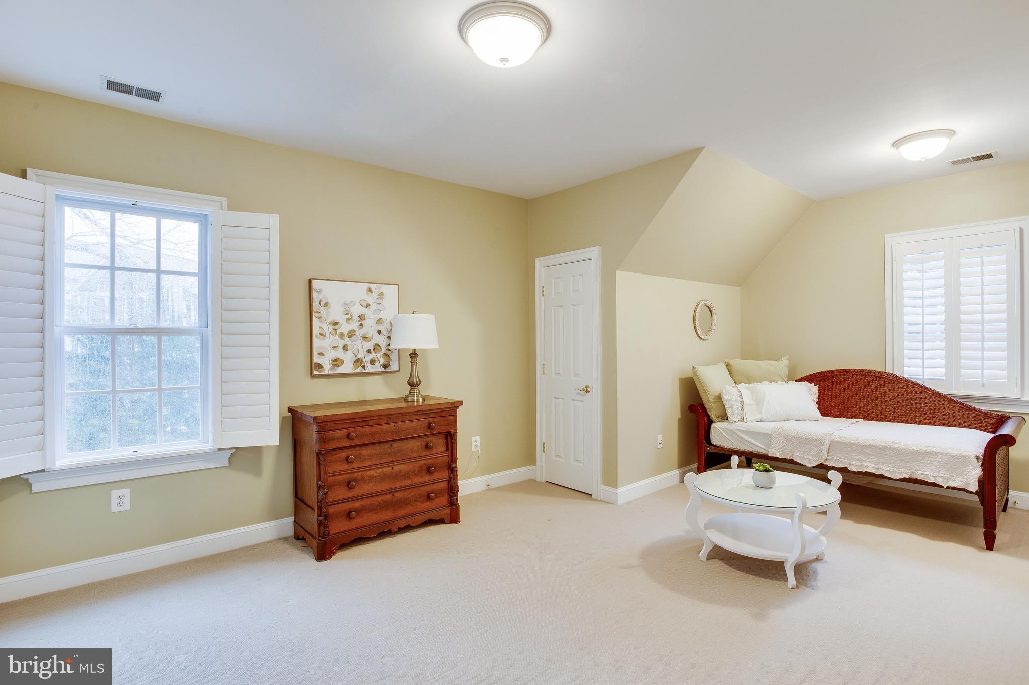 MCLEAN MANOR - Residential