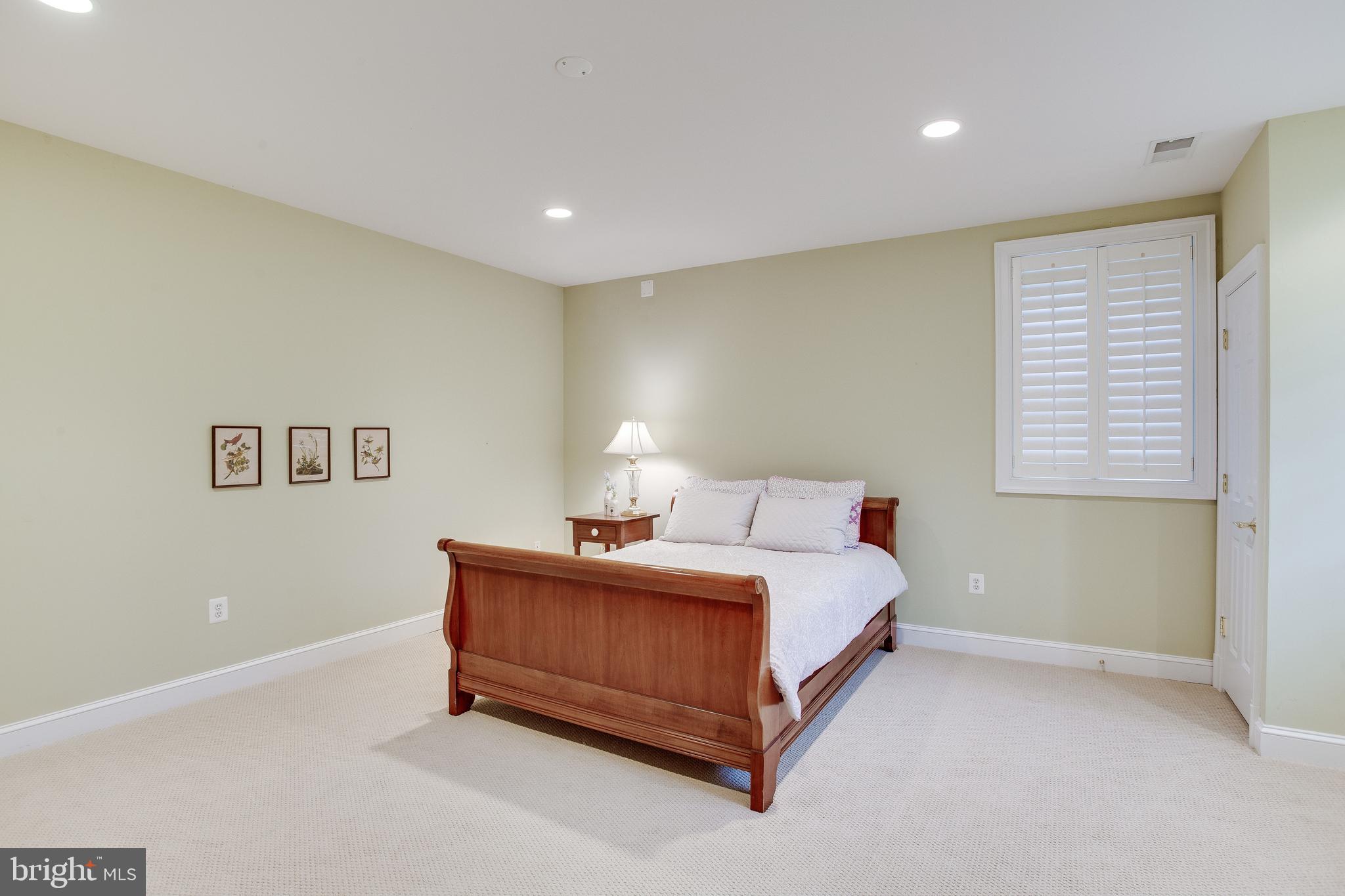 MCLEAN MANOR - Residential