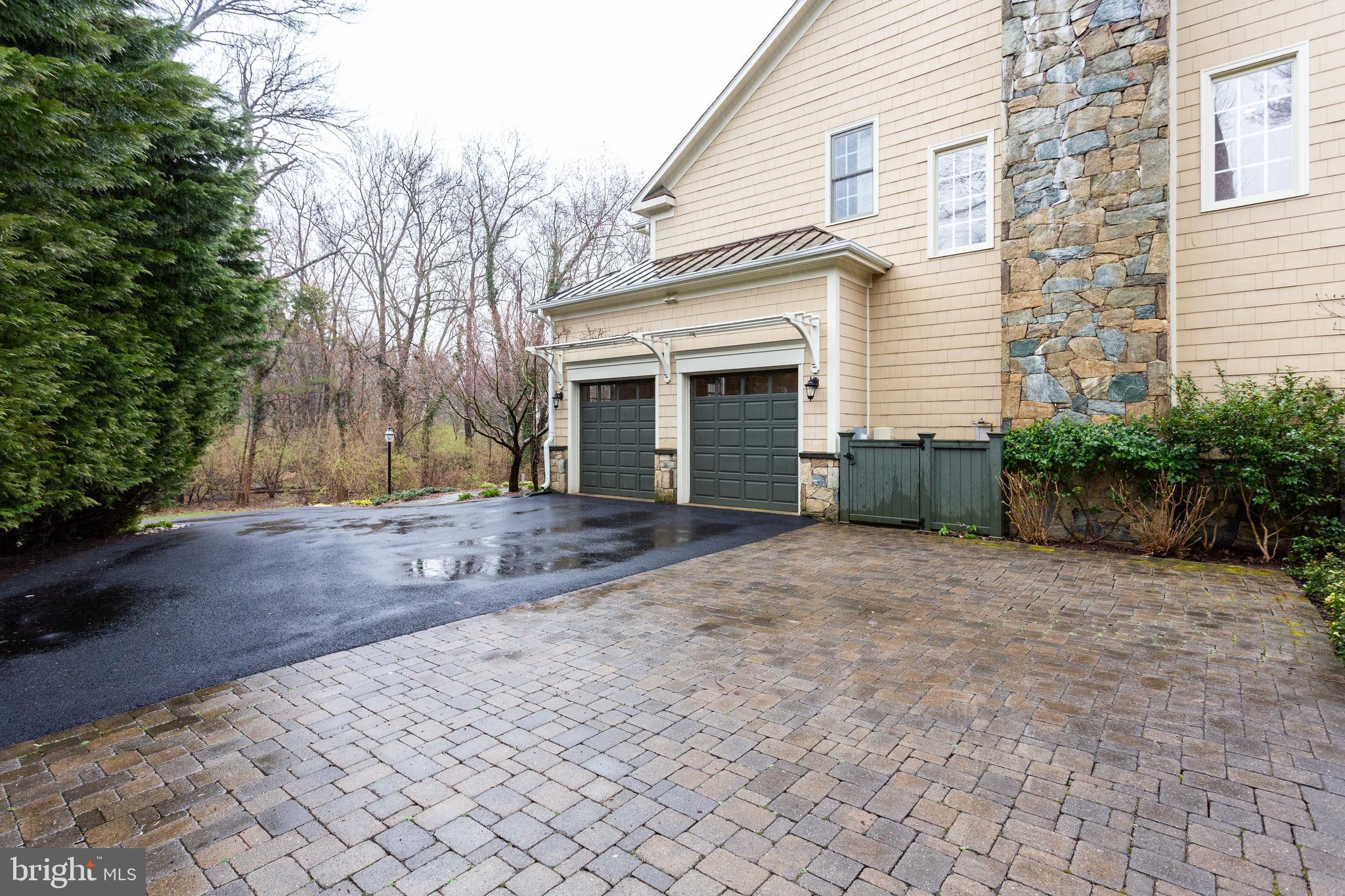 MCLEAN MANOR - Residential