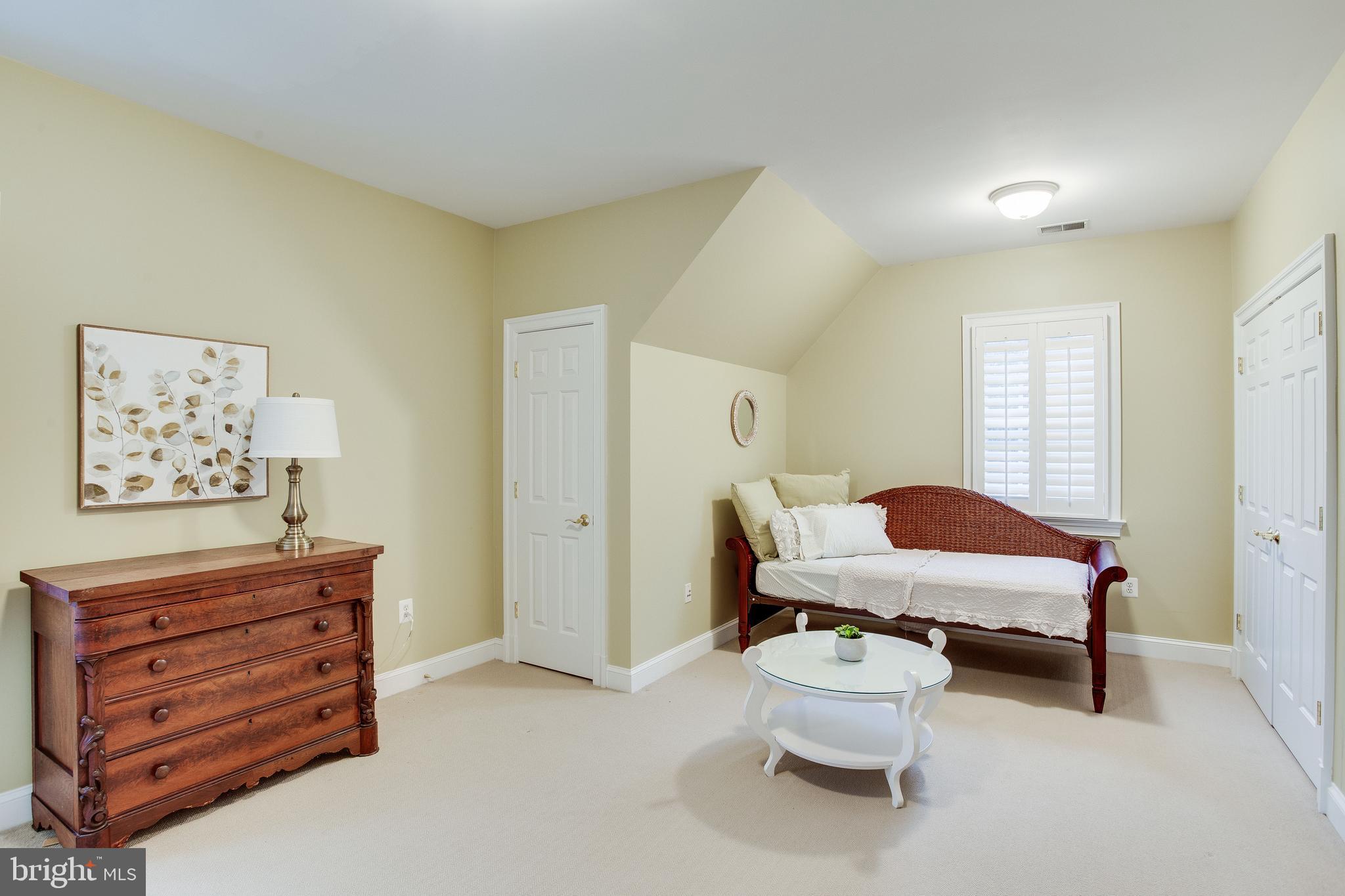 MCLEAN MANOR - Residential