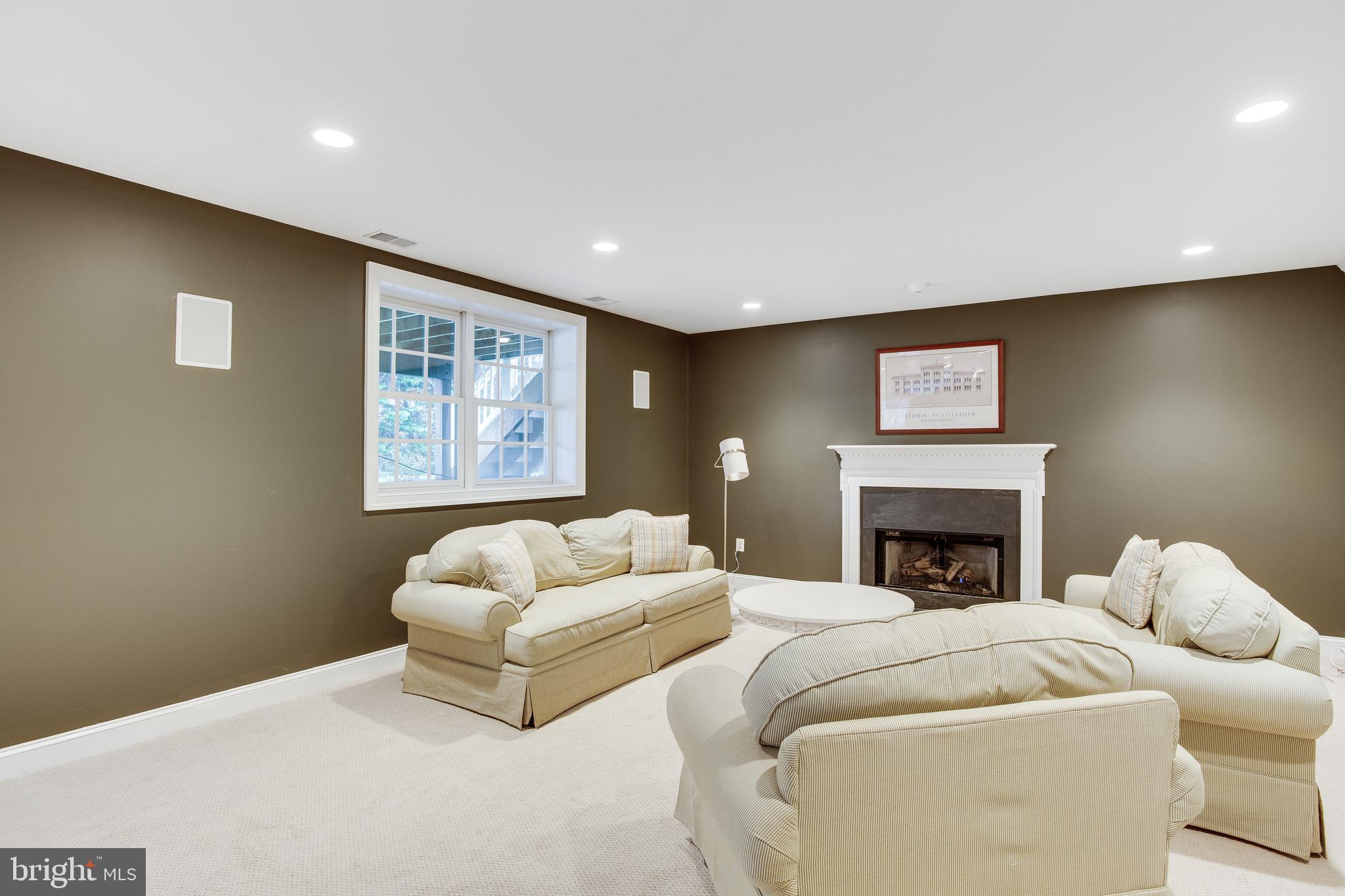 MCLEAN MANOR - Residential