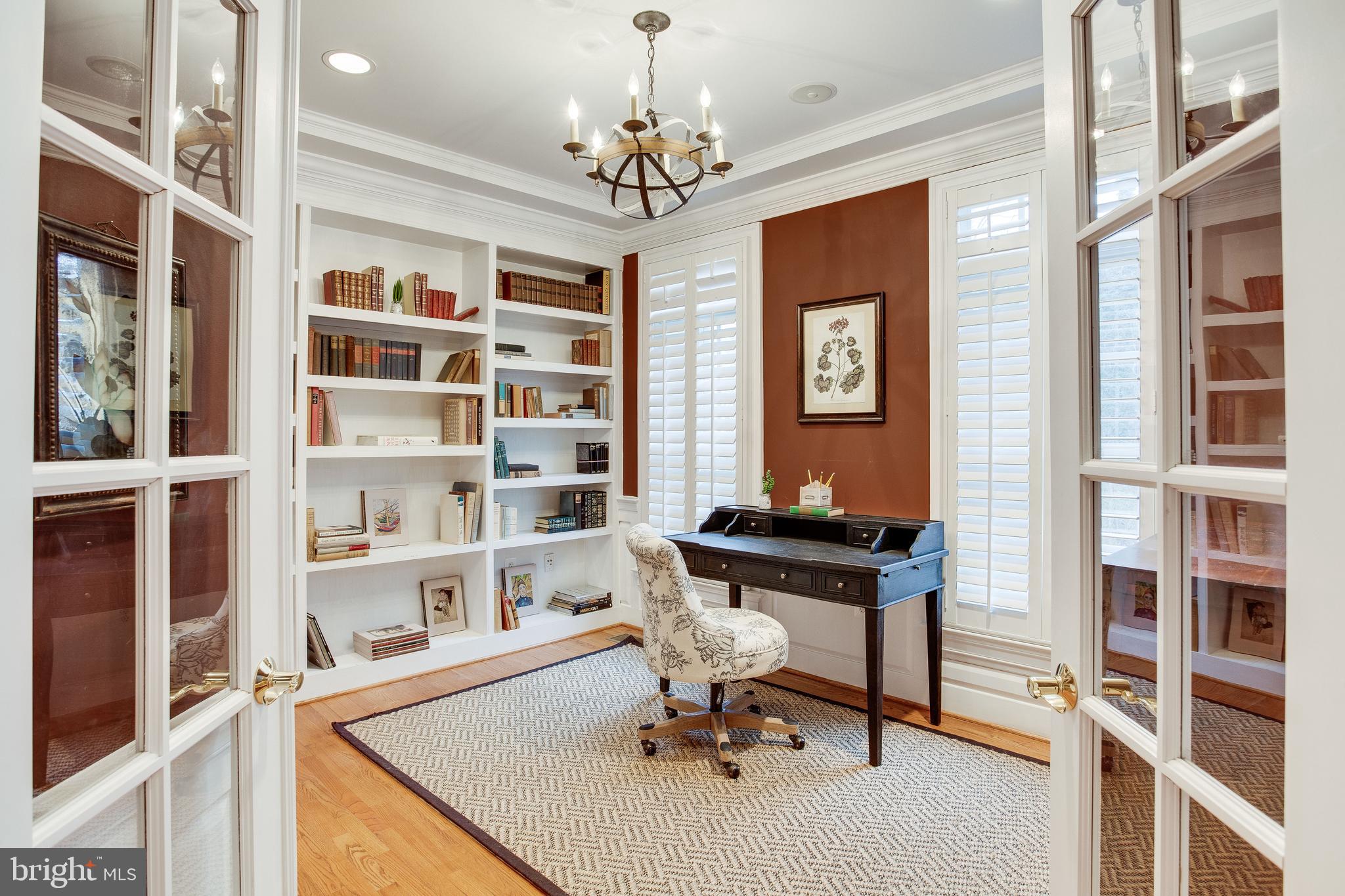 MCLEAN MANOR - Residential