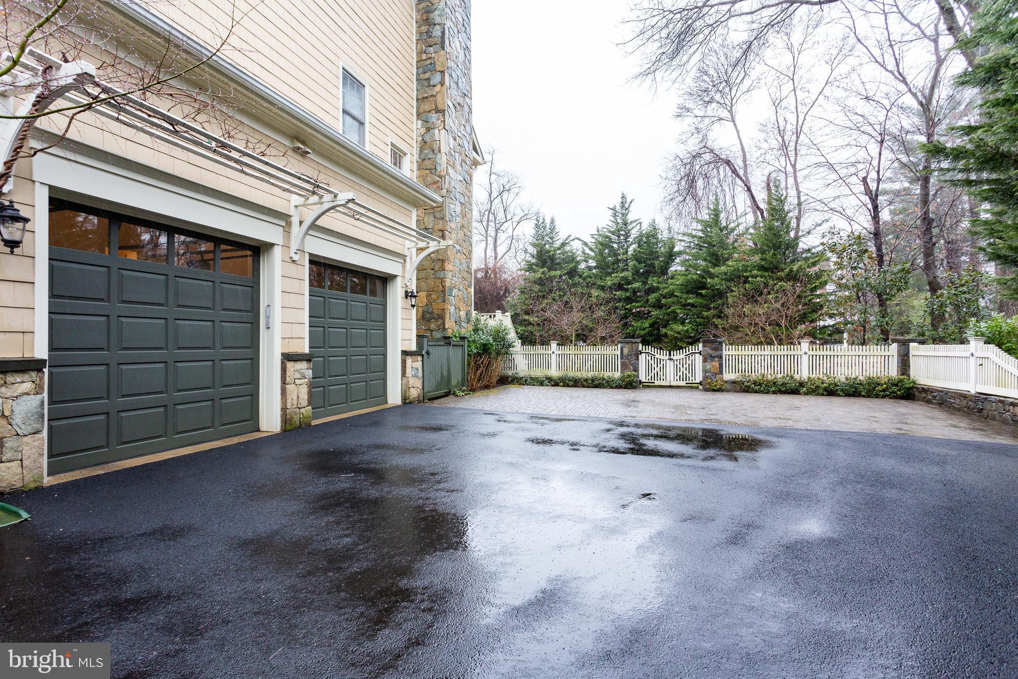 MCLEAN MANOR - Residential