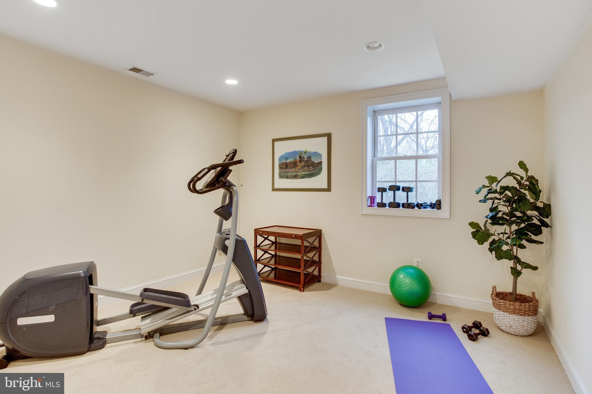 MCLEAN MANOR - Residential