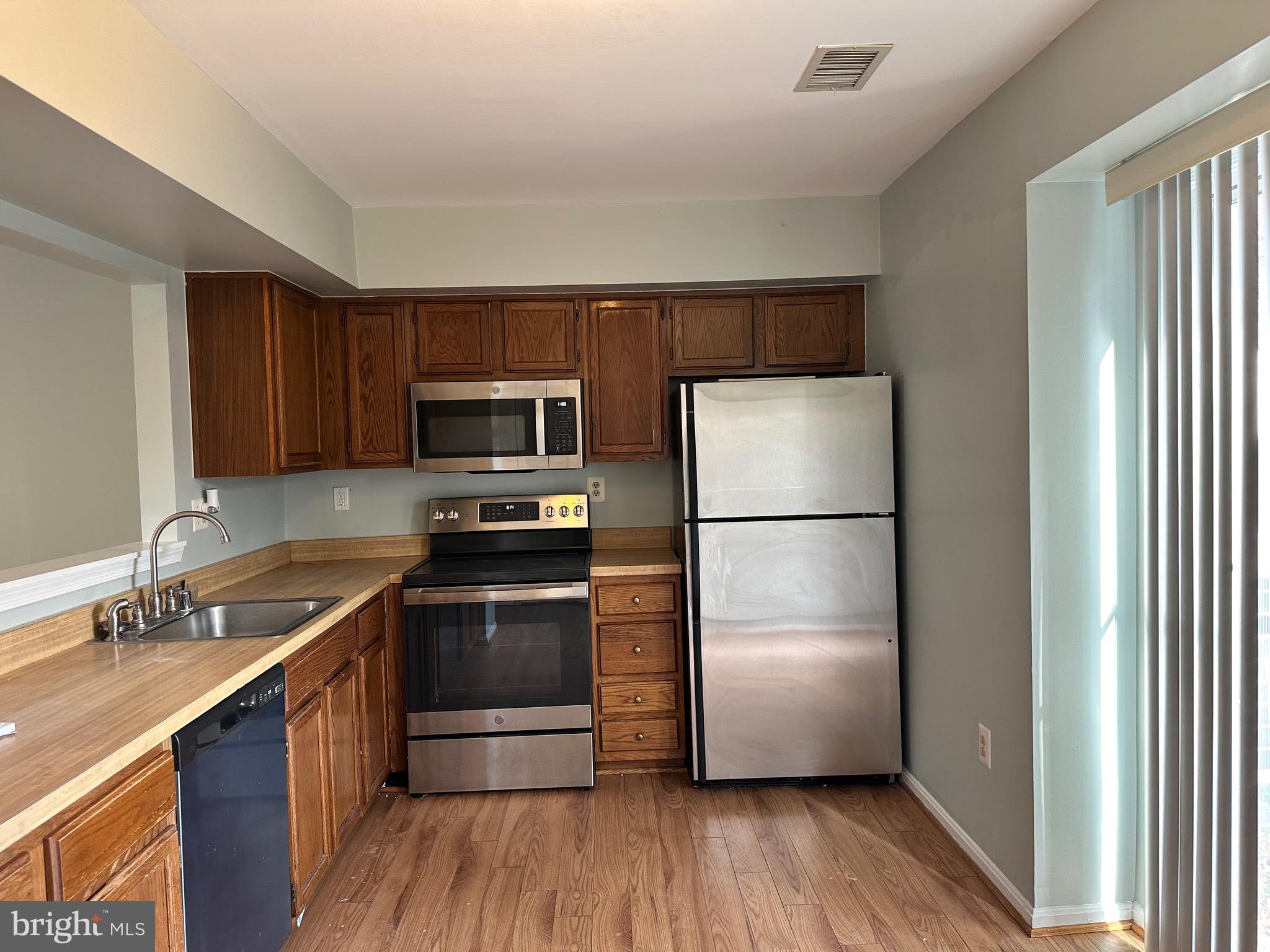 PRINCETON SQUARE - Residential Lease