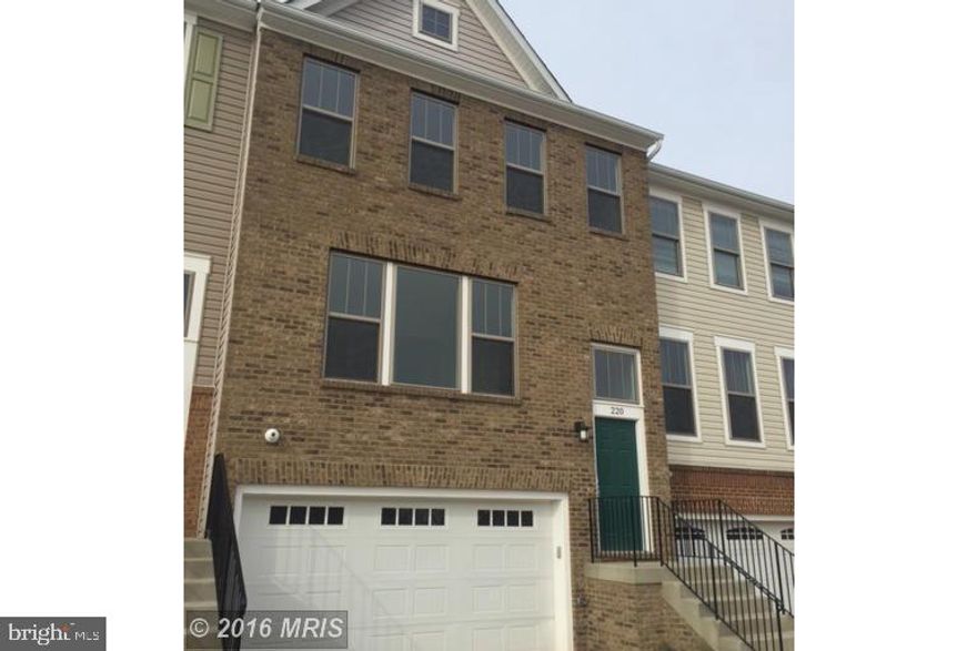 3BR, 3.5BA Interior unit, 2 car garage w/ deck off the kitchen. Kitchen includes SS appl, granite counters, tile floor. Hardwood floors in foyer, kitchen, living & dining rooms! Attached master bath with granite counters, separate shower and soaking tub. Fully finished basement.JUST MINS TO HISTORIC OLD TOWN LEESBURG and W&OD TRAIL