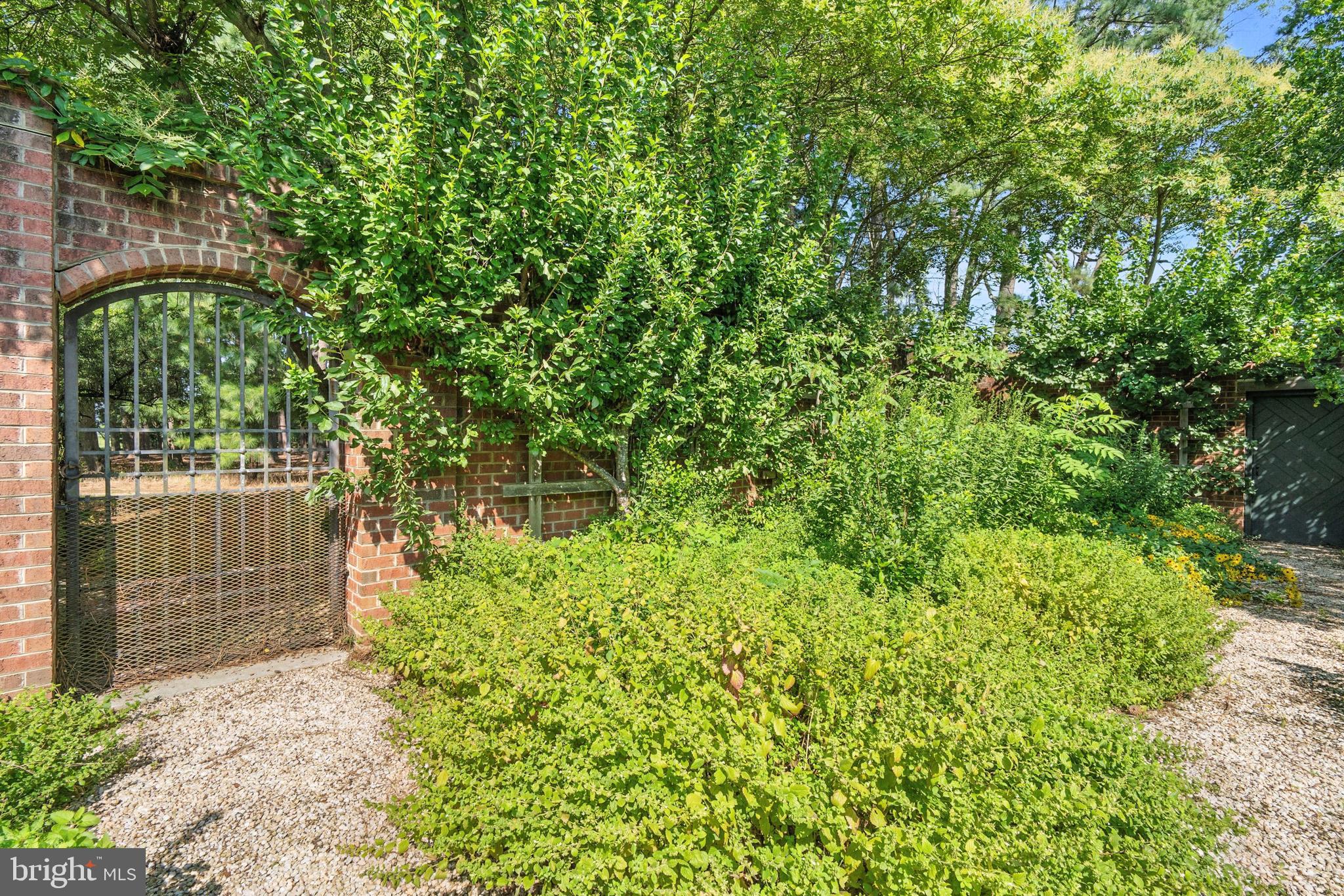 QUAKER NECK - Residential