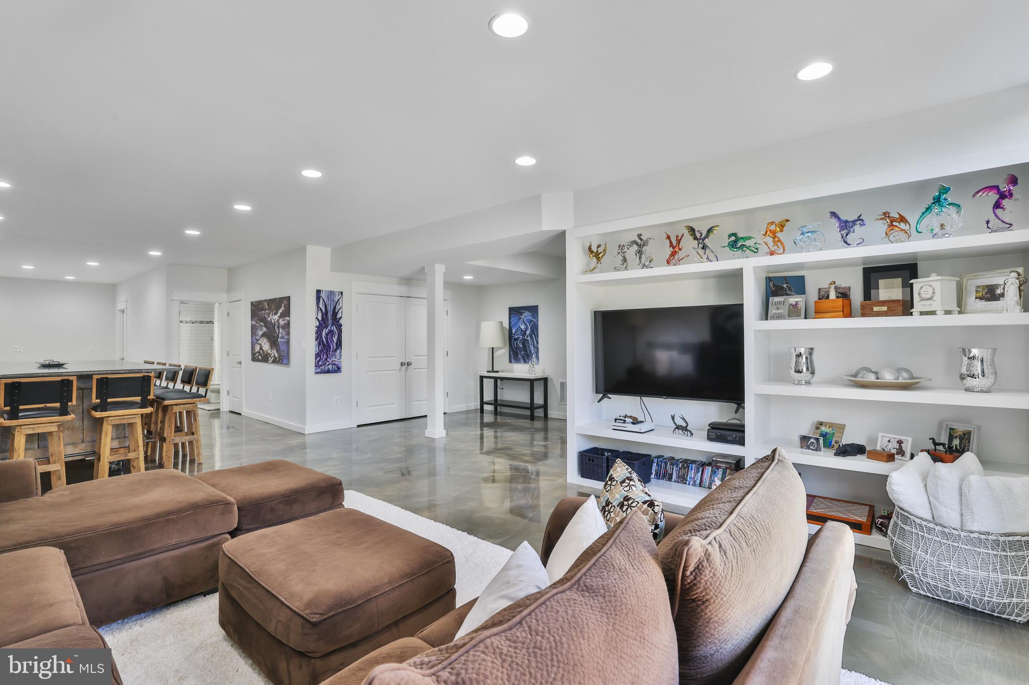 VILLAGE CASE - Residential