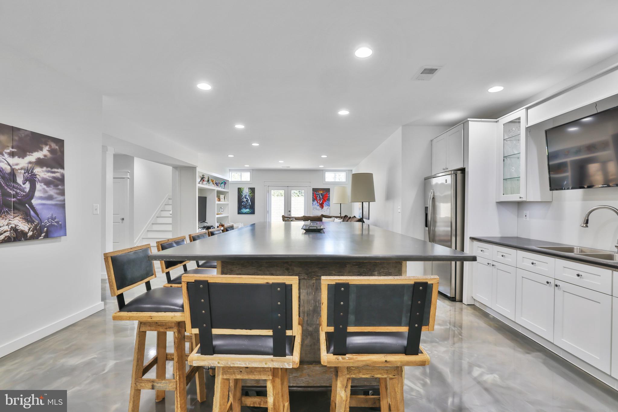 VILLAGE CASE - Residential