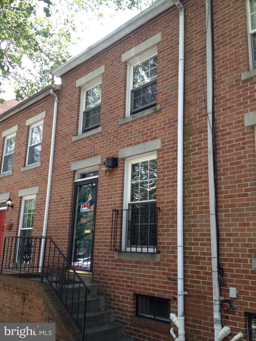 MOVE-IN SPECIAL: Save Rent with a $800 move in bonus for a FEBRUARY Move-In ***** Awesome Townhouse. 3rd Bedroom in Finished Lower Level with Full Bath. Big Bedrooms and Large Closets. Updated Kitchen with Granite, Newer Appliances, & Lots of Cabinets. Convenient Deck off Kitchen for Entertaining. Washer & Dryer Inc. Convenient location in Great Community One Block from Johns Hopkins Hospital. Walk to Fells!