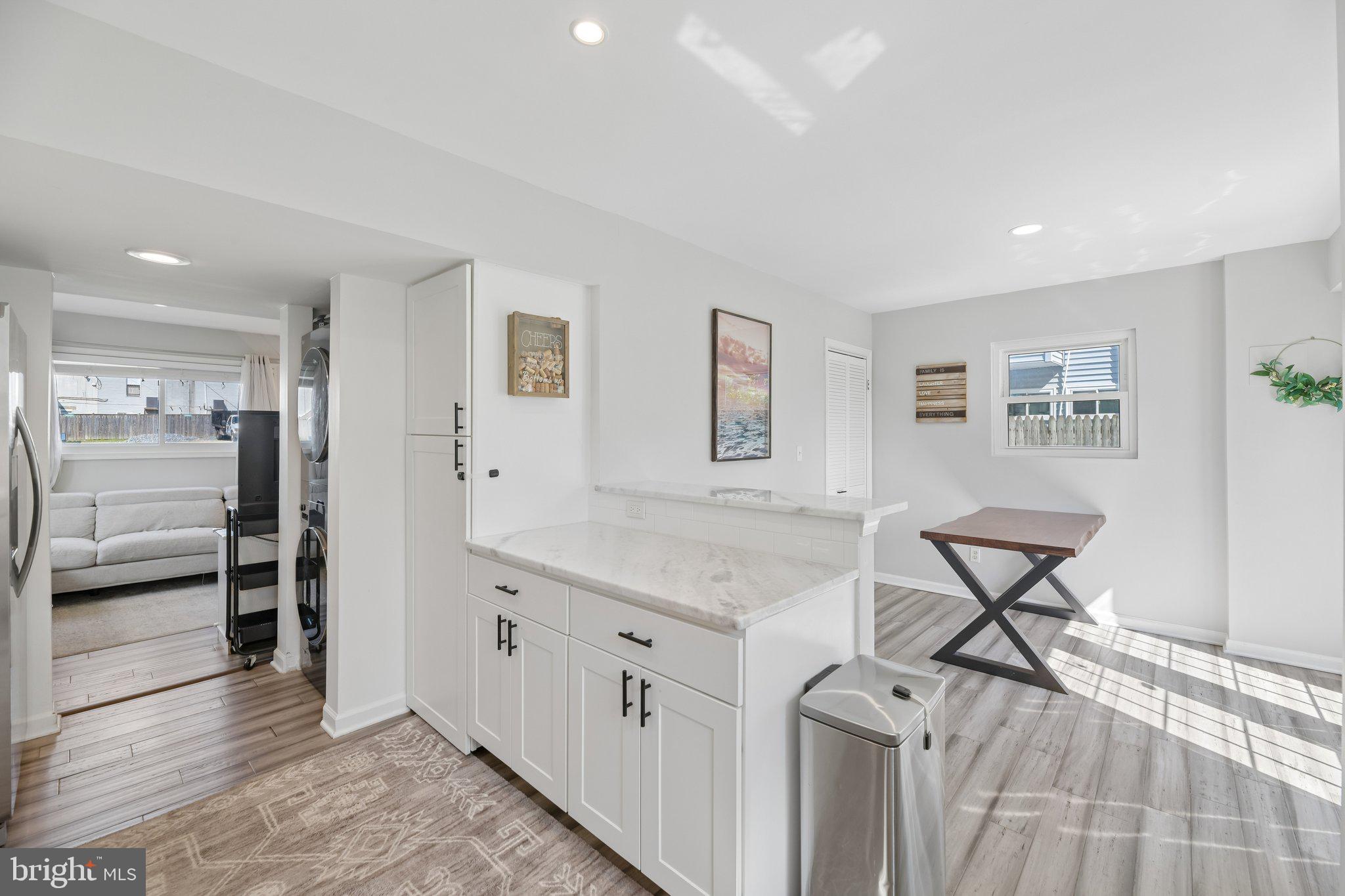 WOODLAND BEACH - Residential