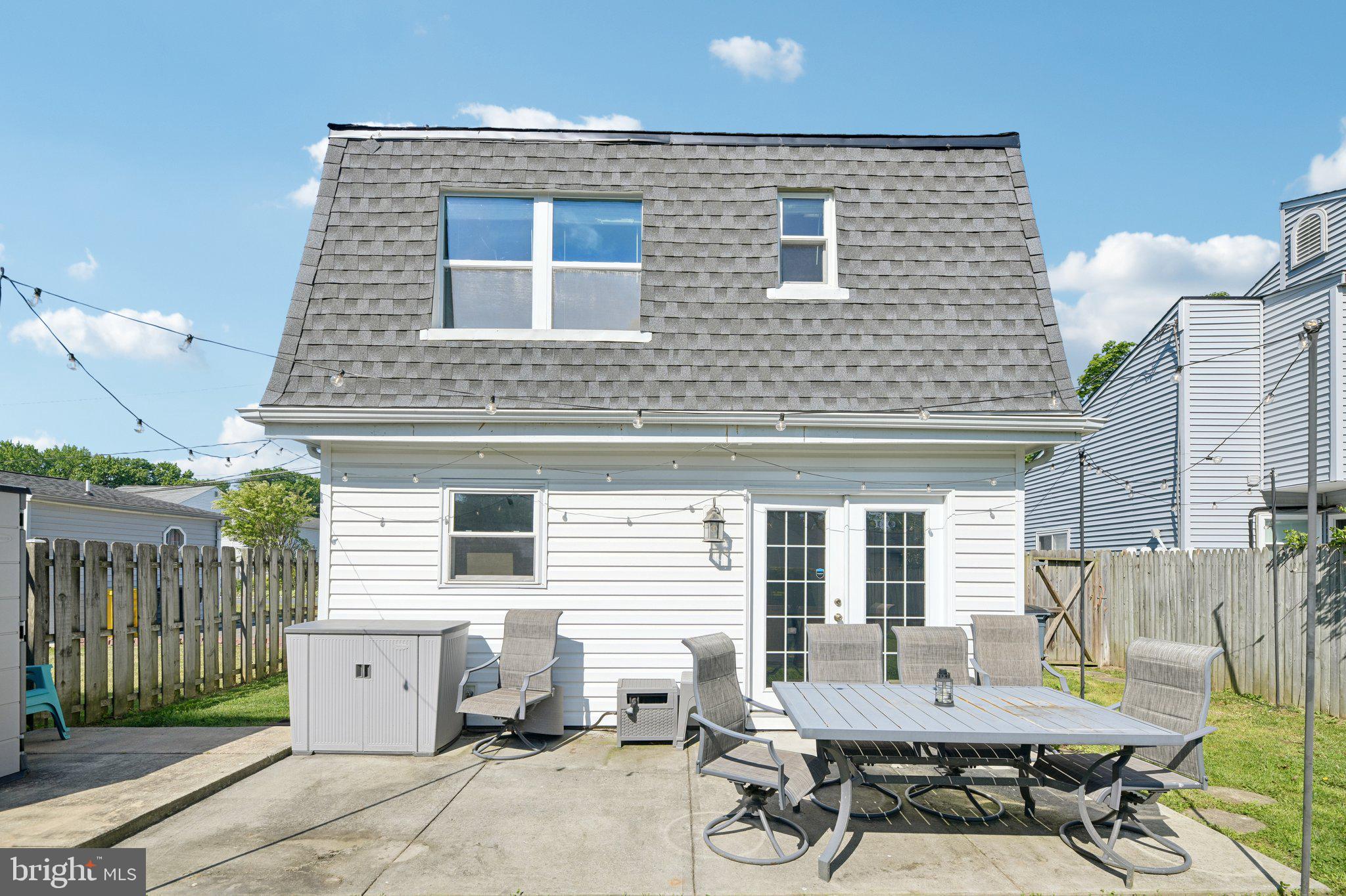 WOODLAND BEACH - Residential