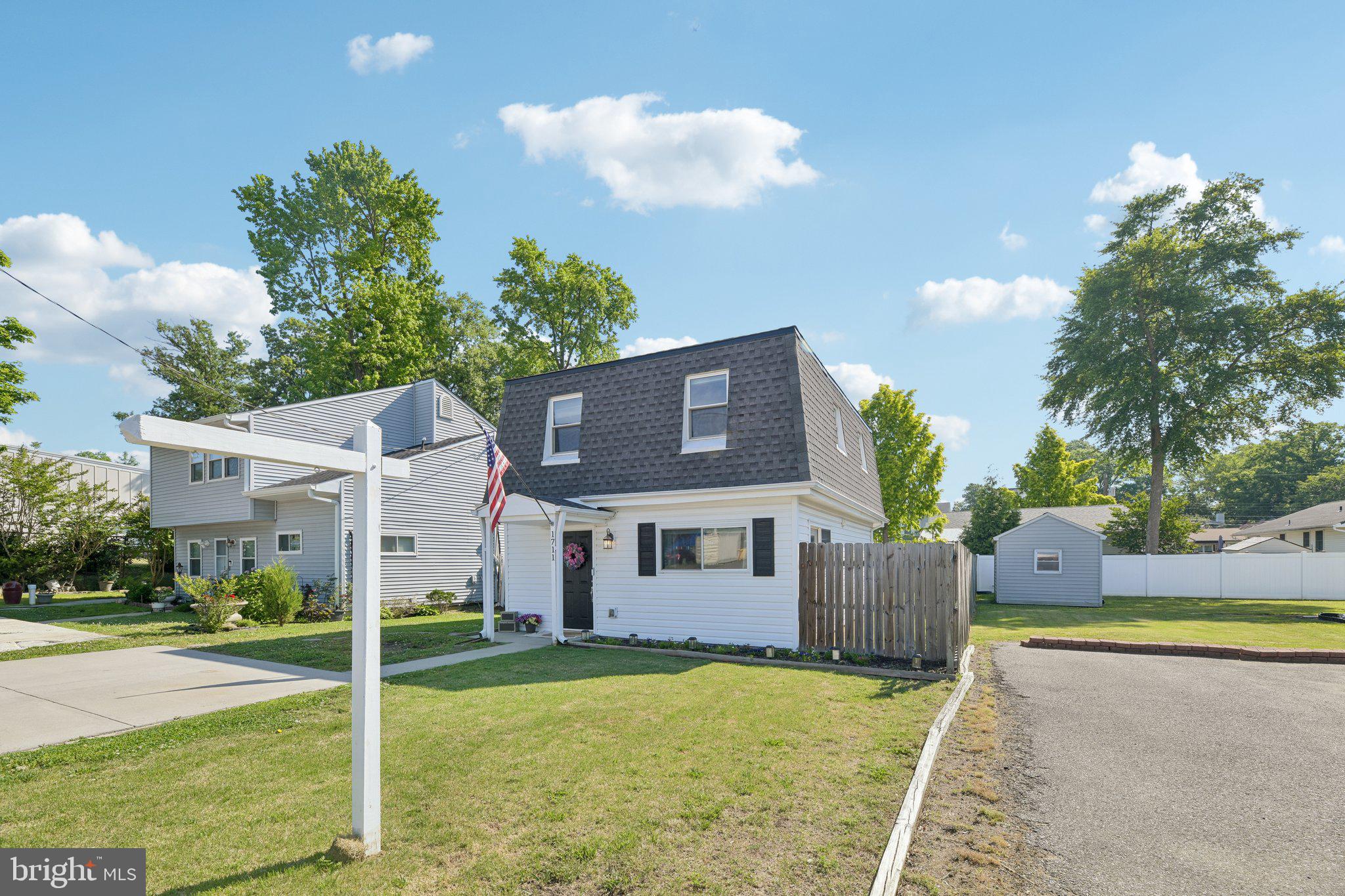 WOODLAND BEACH - Residential