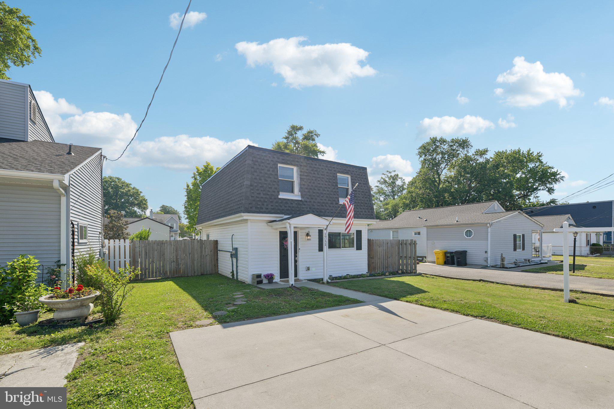 WOODLAND BEACH - Residential