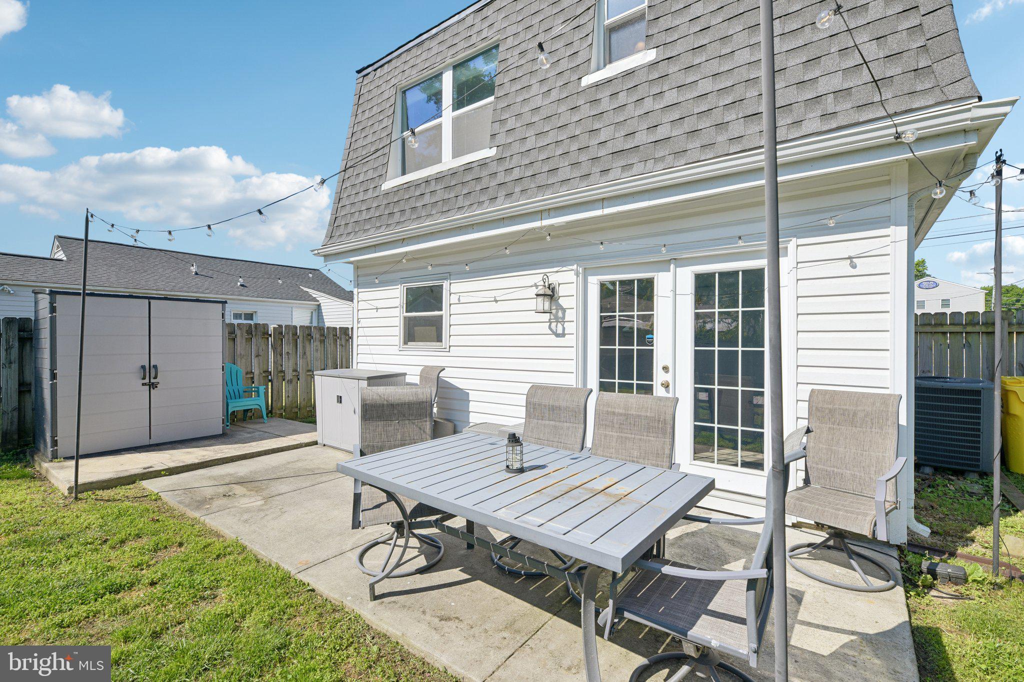 WOODLAND BEACH - Residential