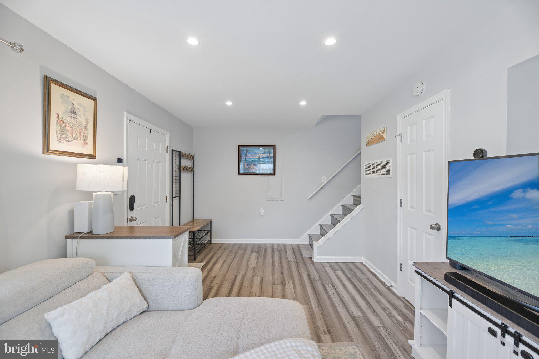 WOODLAND BEACH - Residential