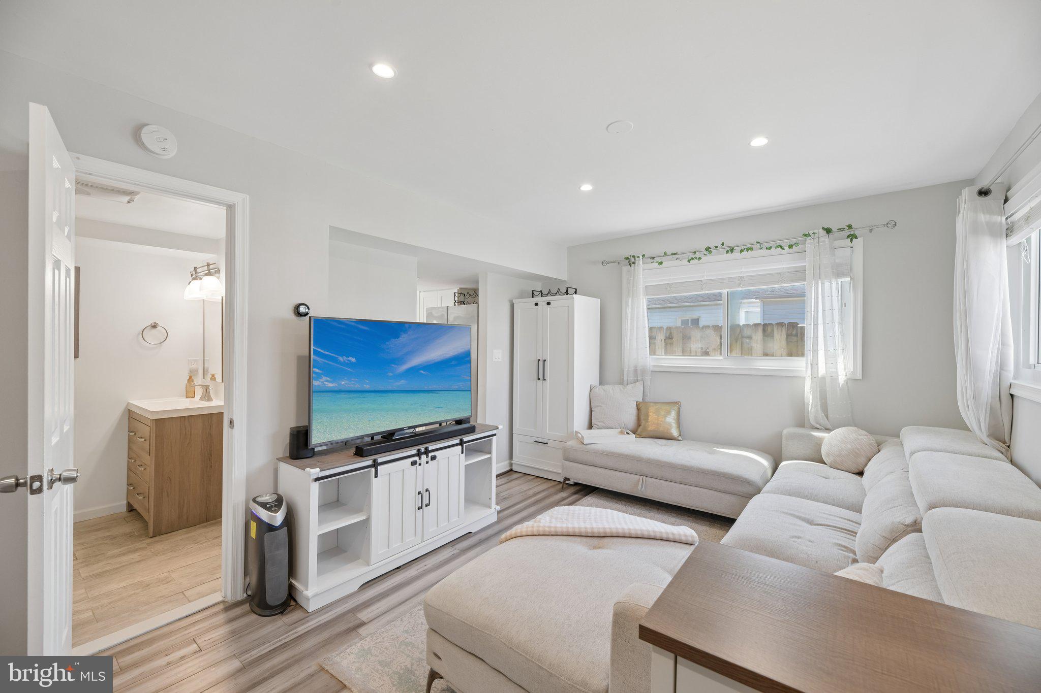 WOODLAND BEACH - Residential