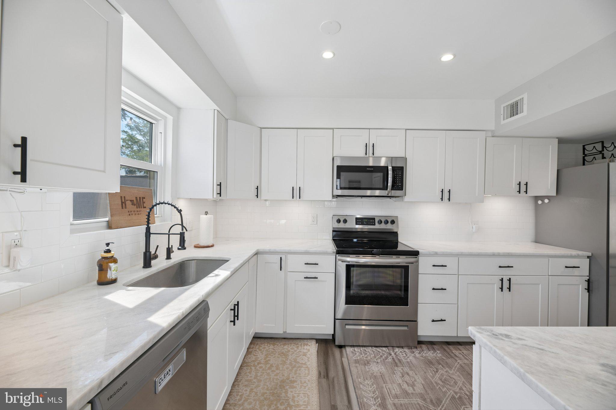 WOODLAND BEACH - Residential