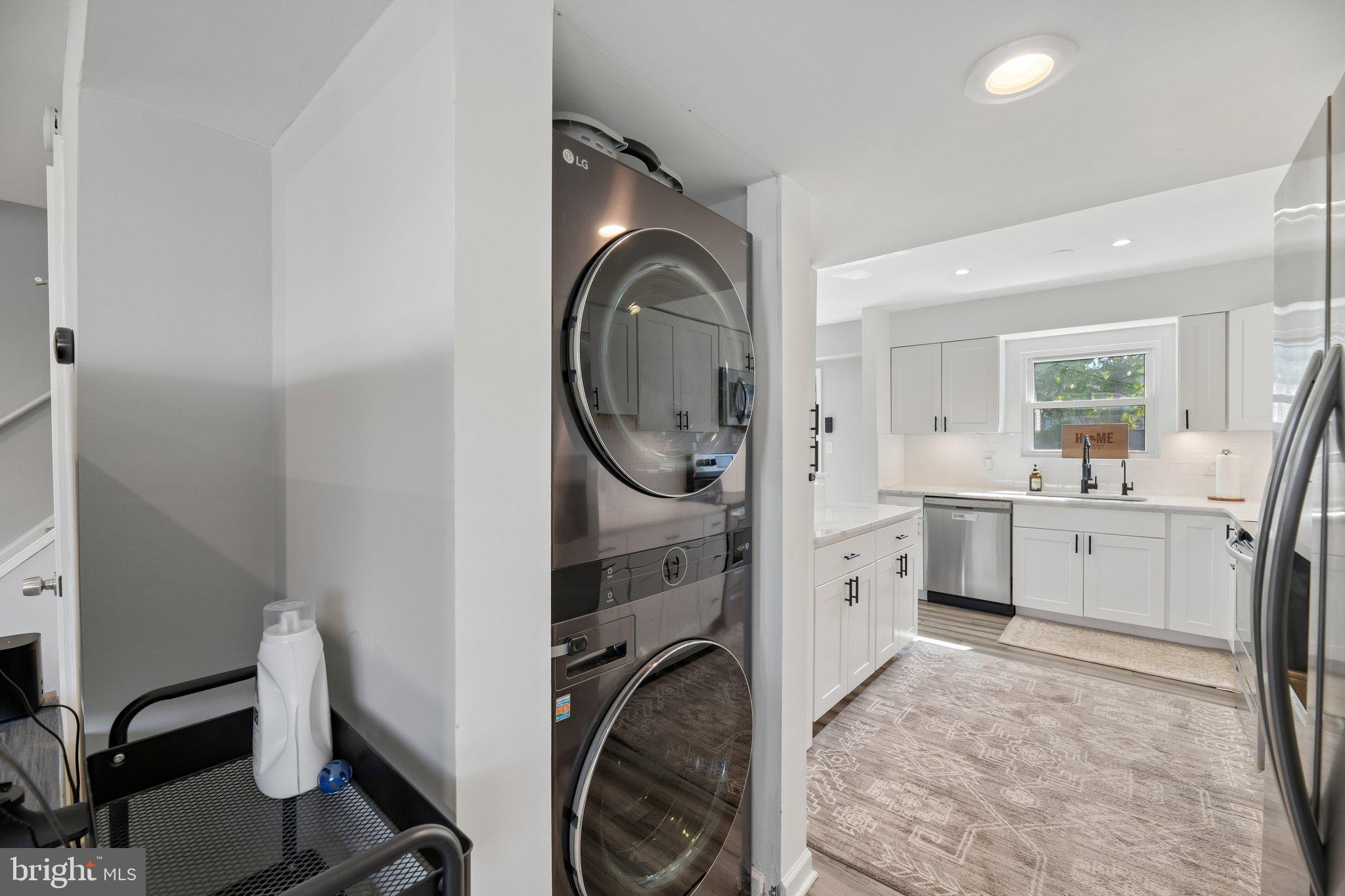 WOODLAND BEACH - Residential
