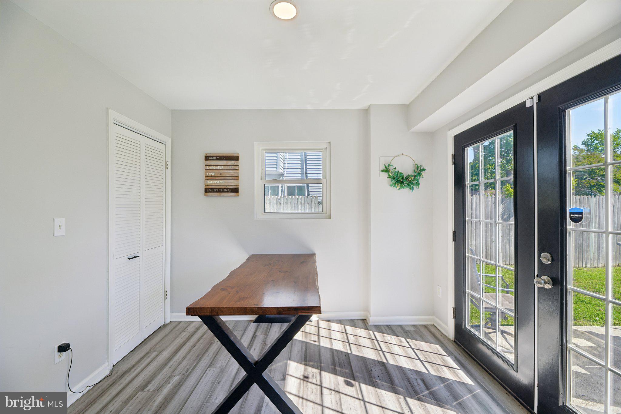 WOODLAND BEACH - Residential