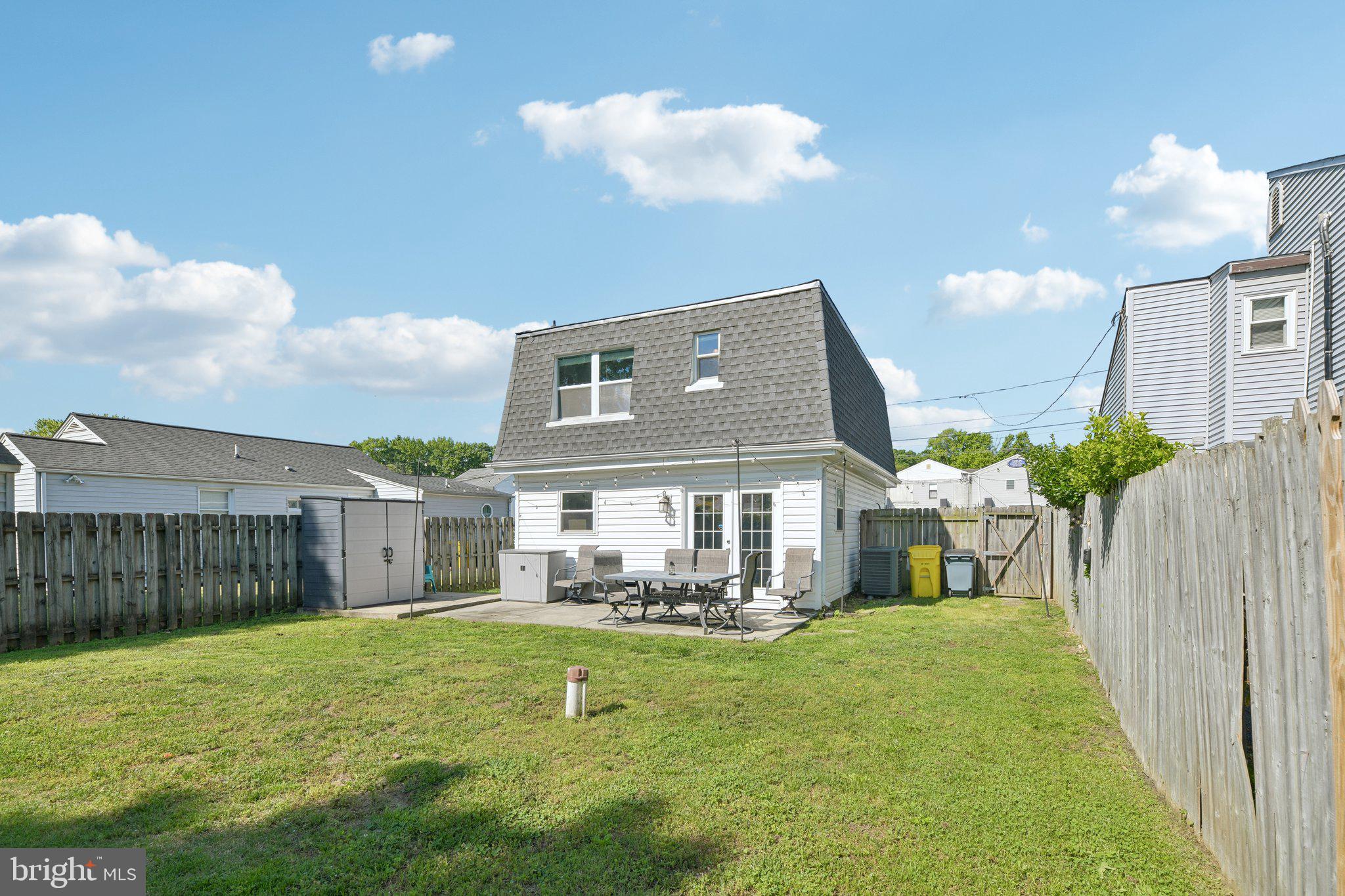 WOODLAND BEACH - Residential