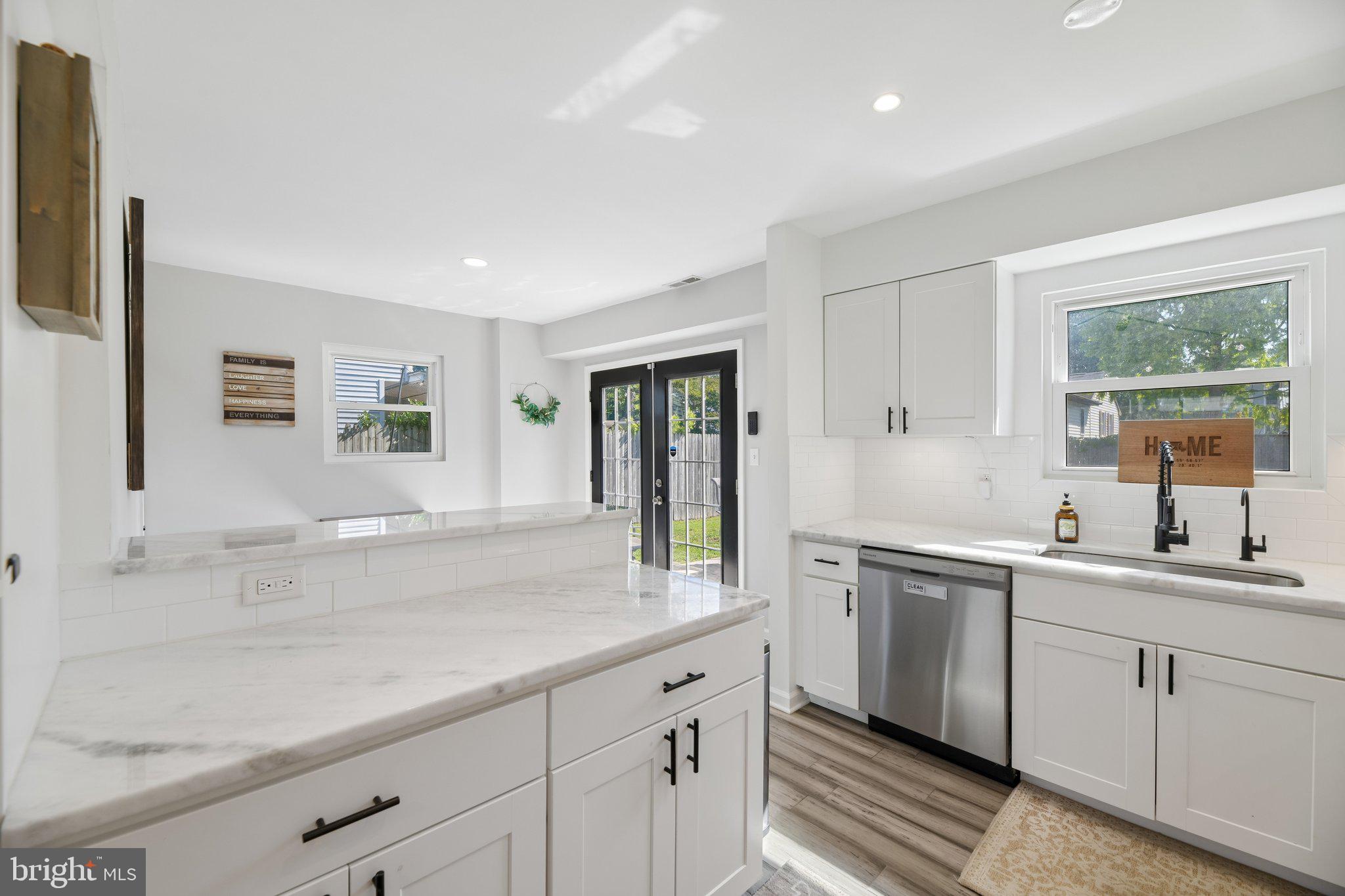 WOODLAND BEACH - Residential